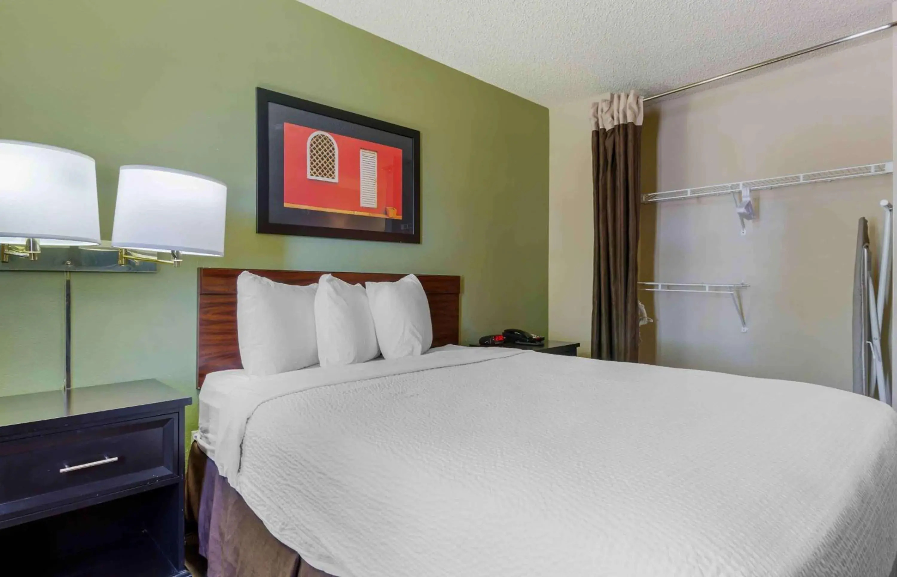 Queen studio with 1 Queen Bed - Disability Access/Non-Smoking in Extended Stay America Suites - Phoenix - Airport Queen studio with 1 Queen Bed - Disability Access/Non-Smoking in Extended Stay America Suites - Phoenix - Airport