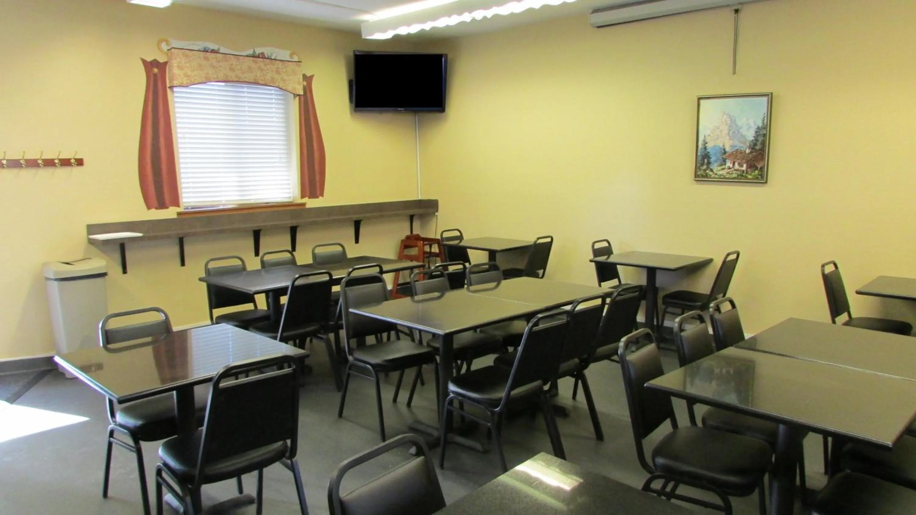 American breakfast in Howard Johnson by Wyndham Leavenworth