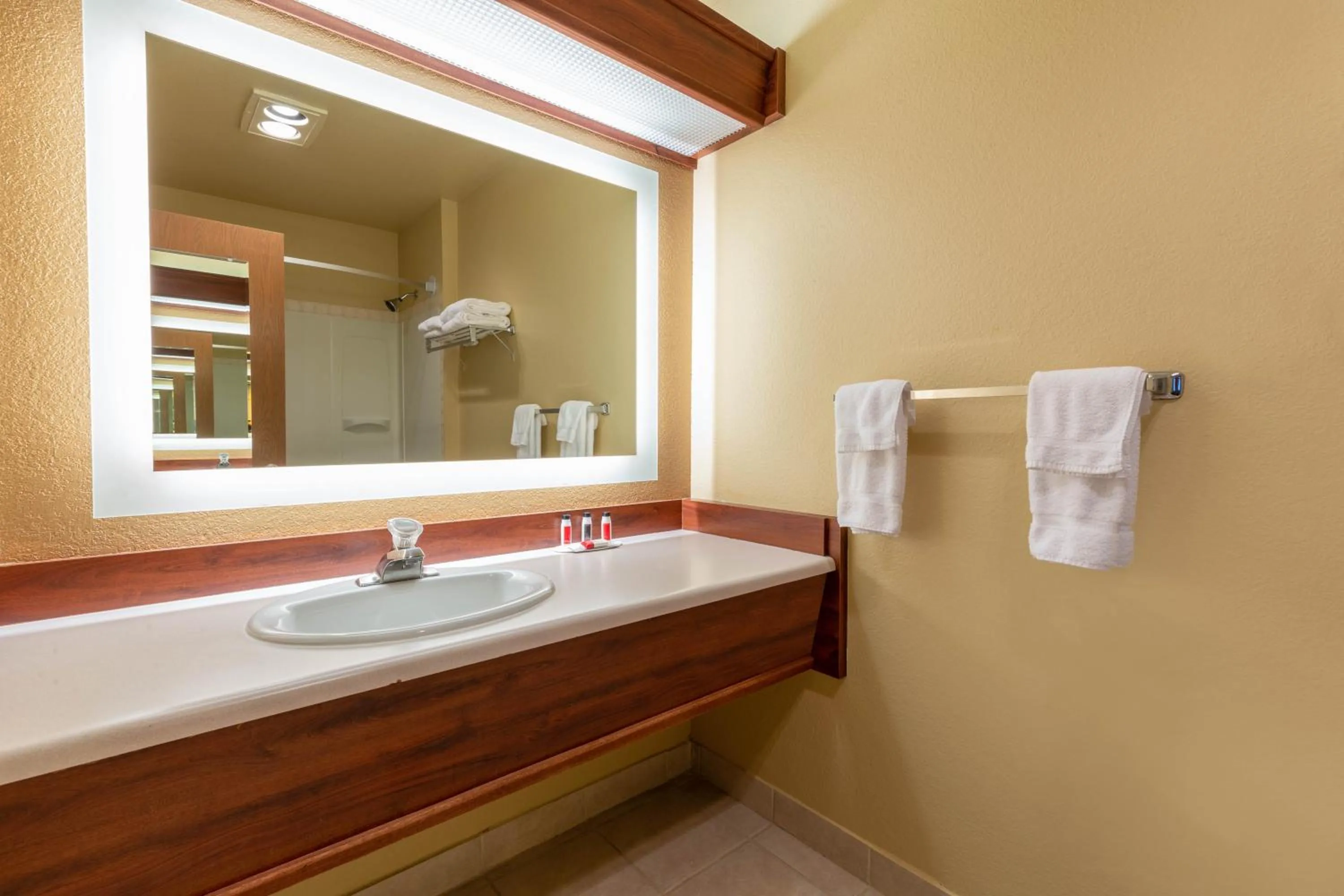 Bathroom in Howard Johnson by Wyndham Leavenworth