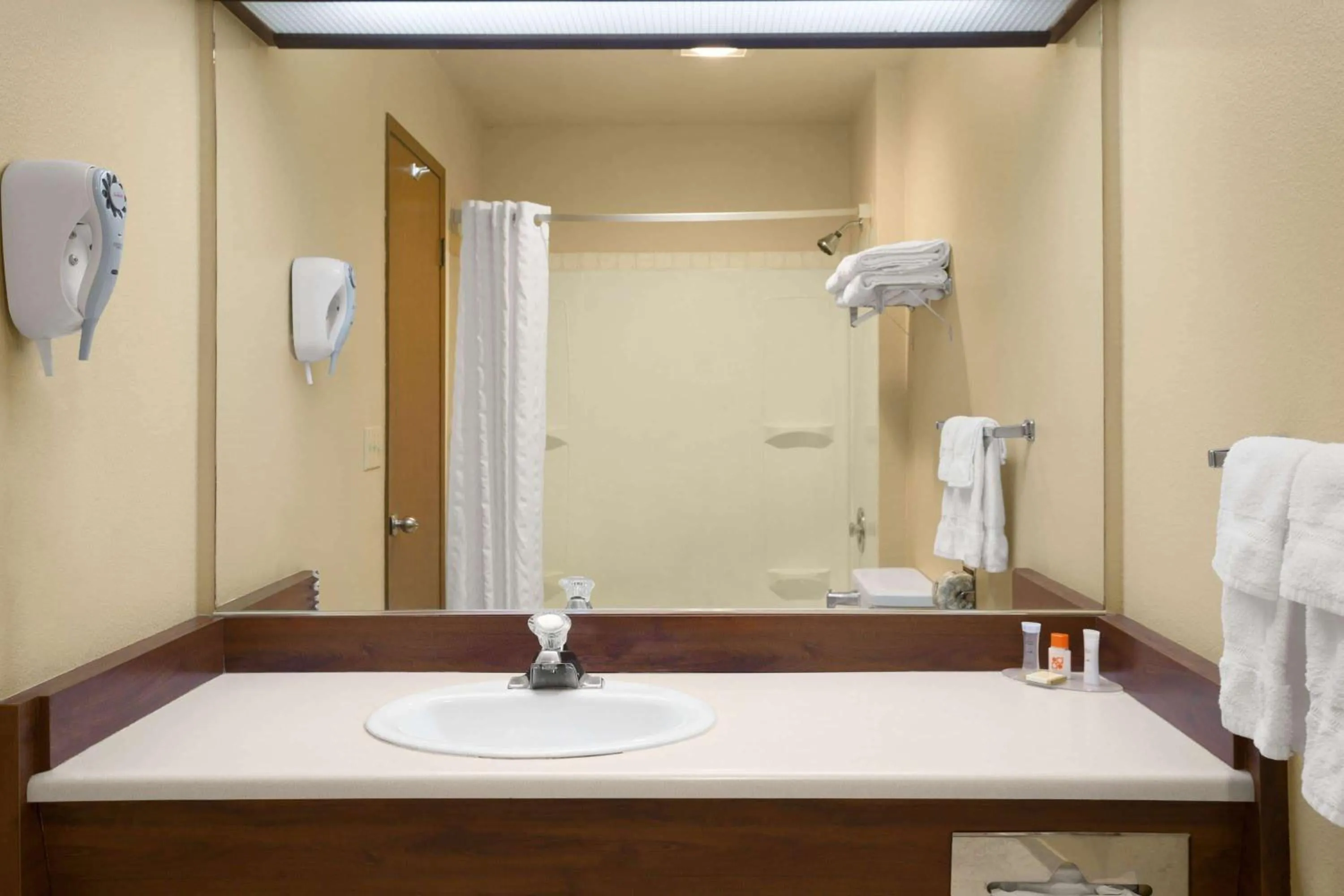 Bathroom in Howard Johnson by Wyndham Leavenworth