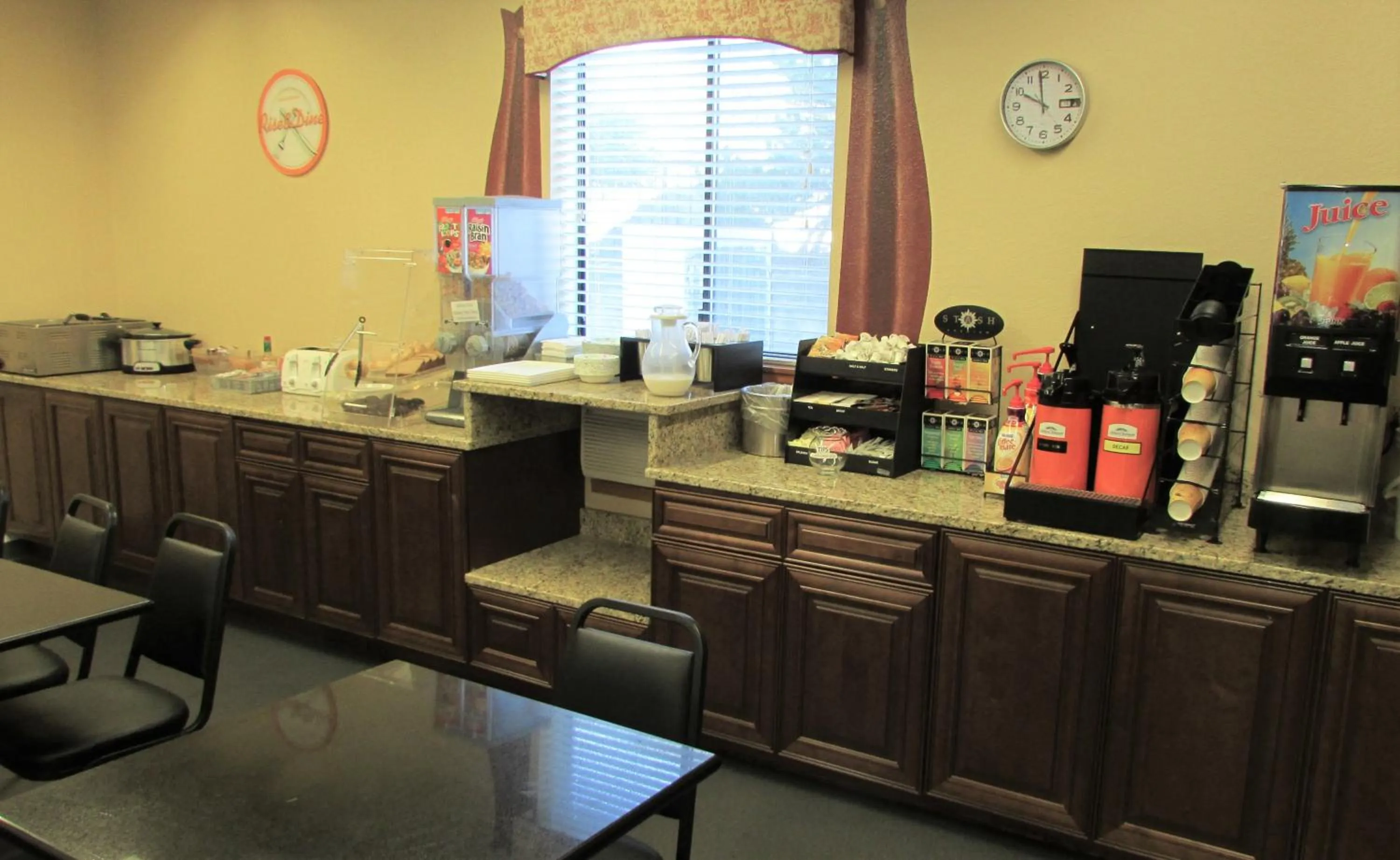 Breakfast in Howard Johnson by Wyndham Leavenworth