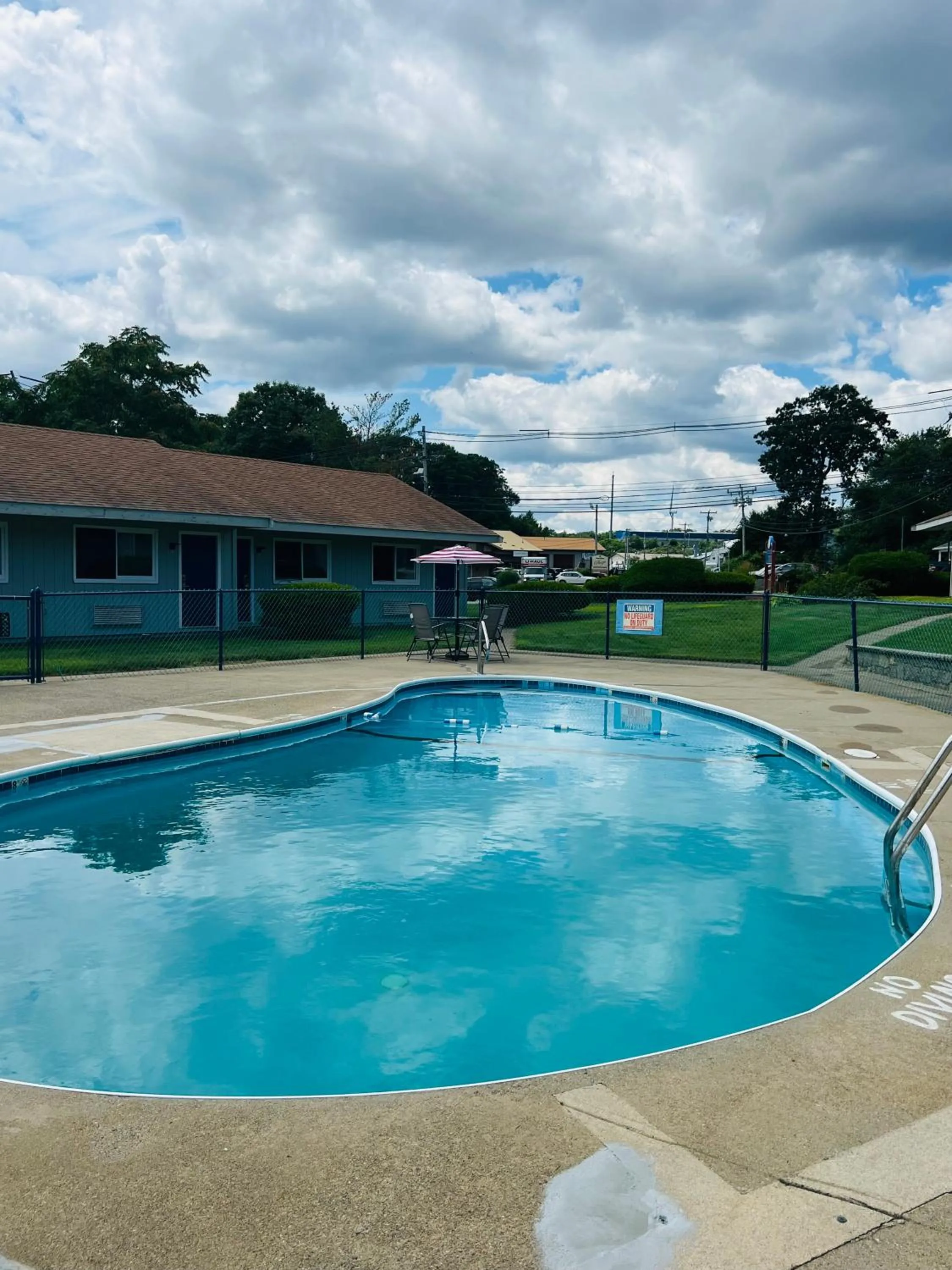 Swimming pool in Captain's Lodge Motel
