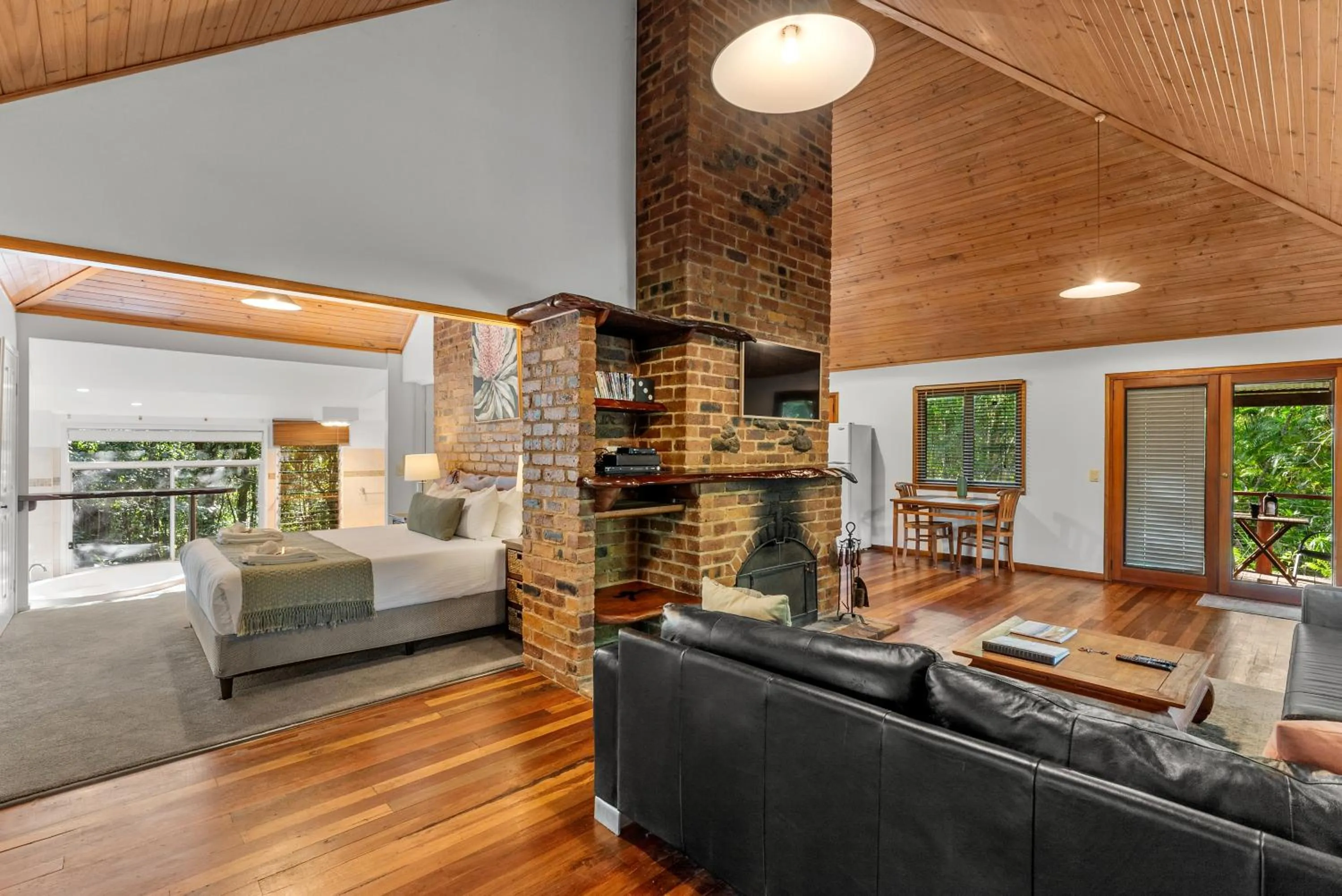 Photo of the whole room in Hunchy Hideaway