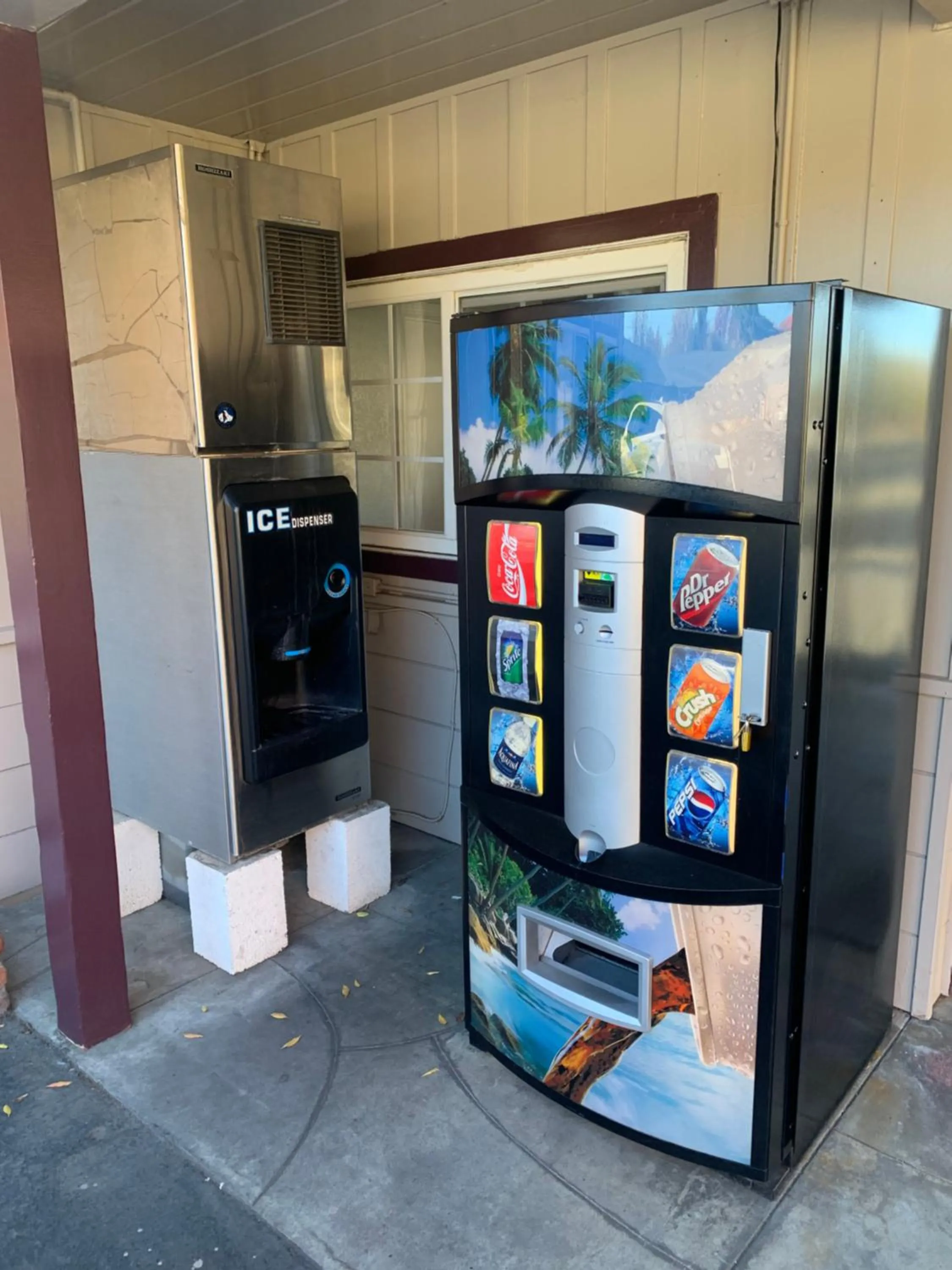 Drinks in Villa Court Inn Oroville