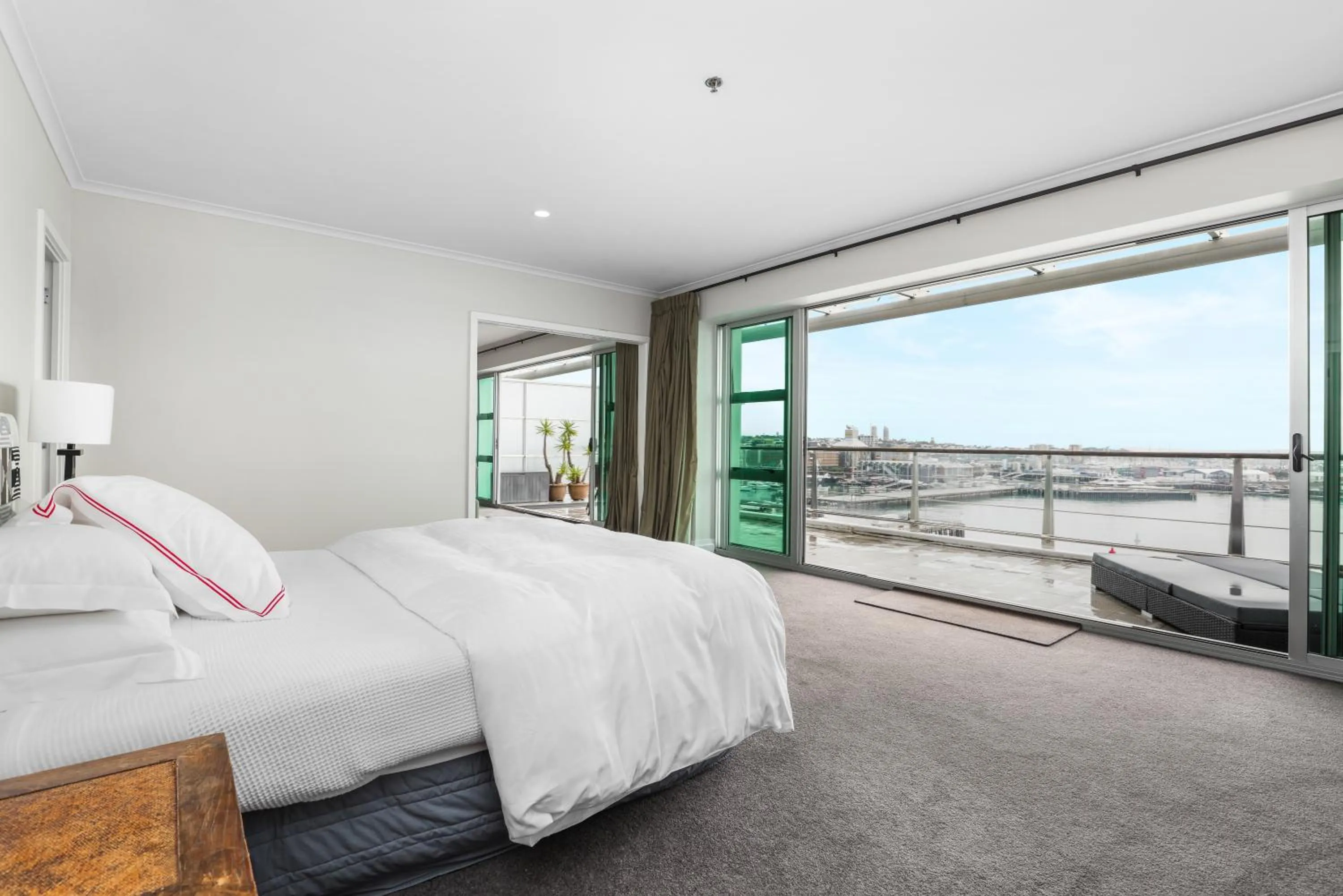Bed in Auckland Waterfront Serviced Apartments on Prince's Wharf