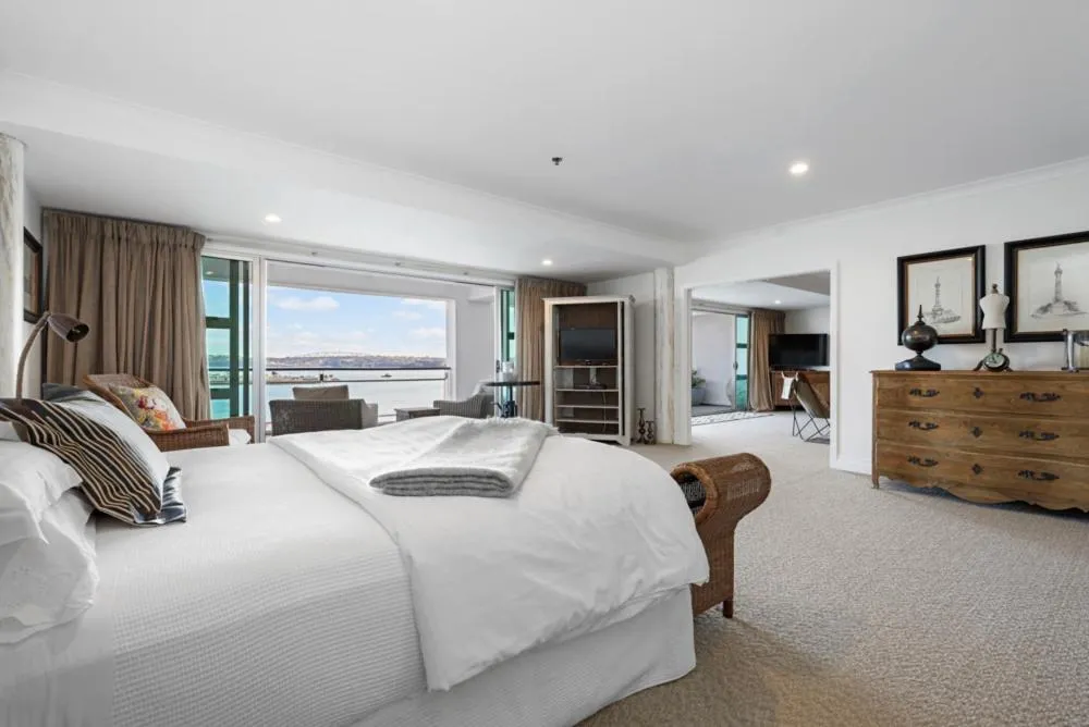 Bed in Auckland Waterfront Serviced Apartments on Prince's Wharf