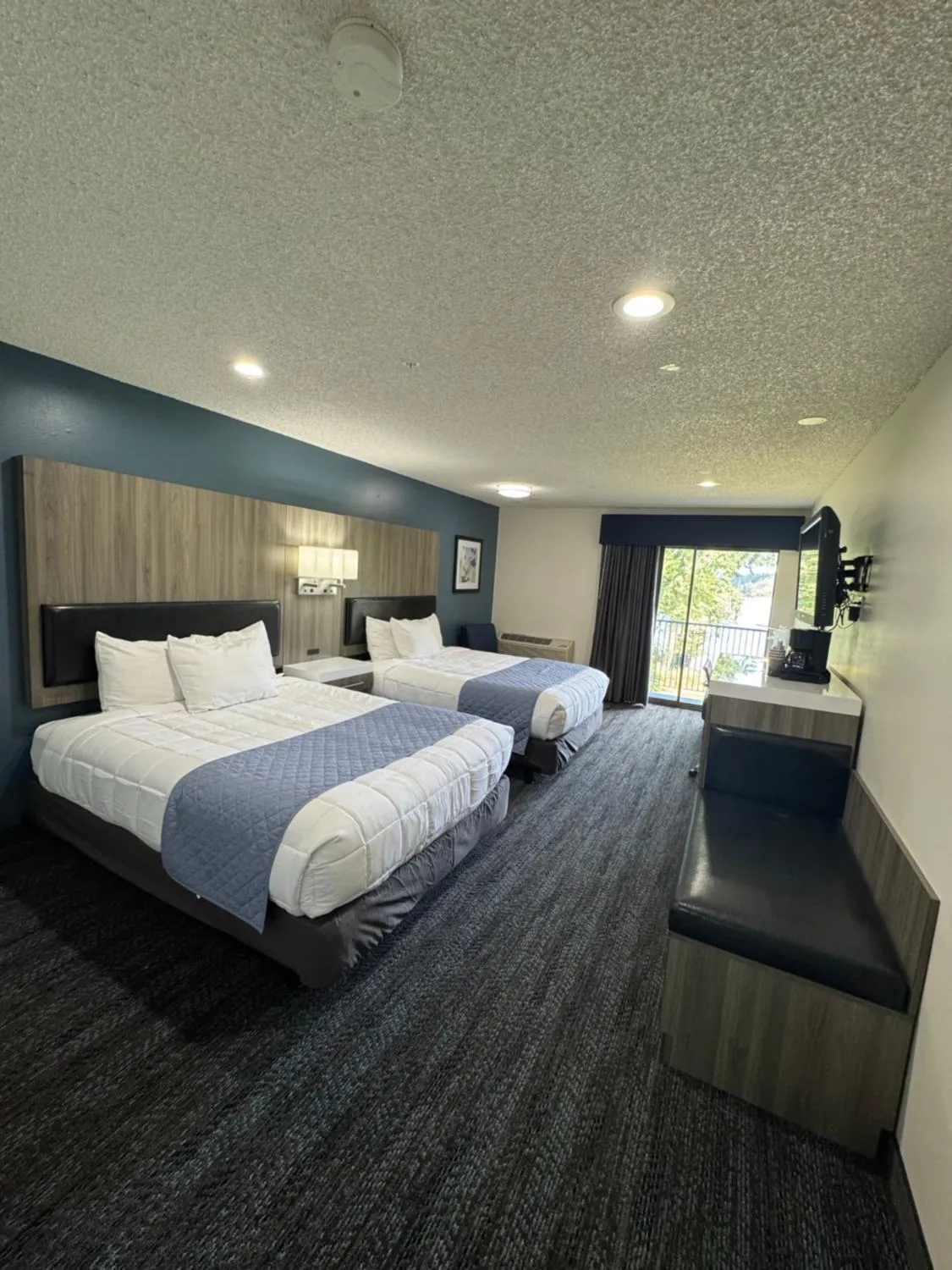 Bed in Oyster Bay Inn & Suites