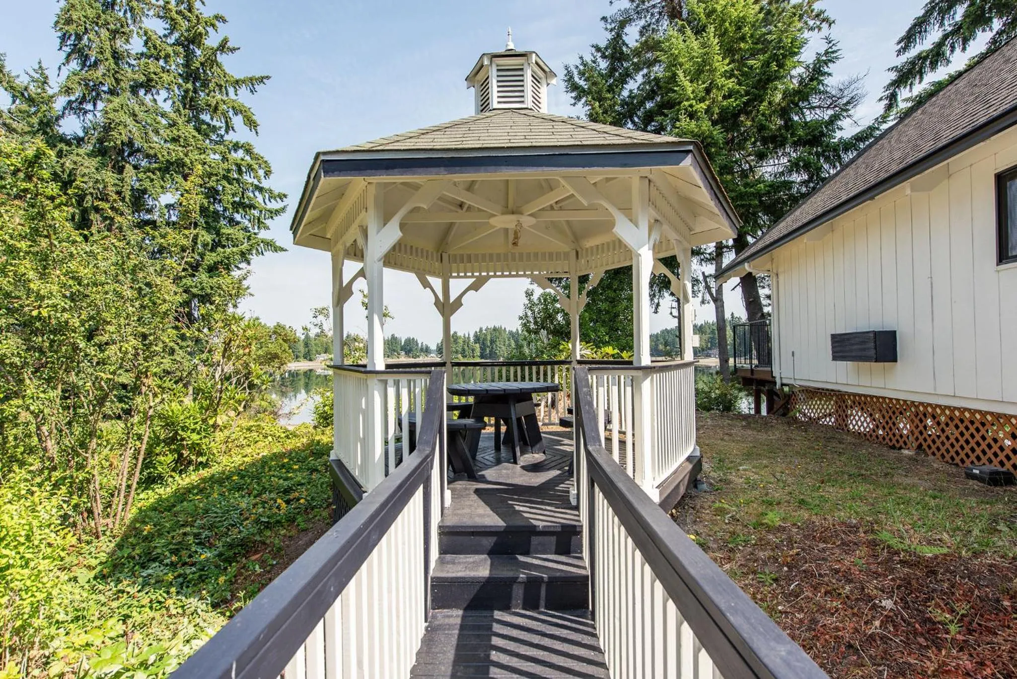 Oyster Bay Inn & Suites