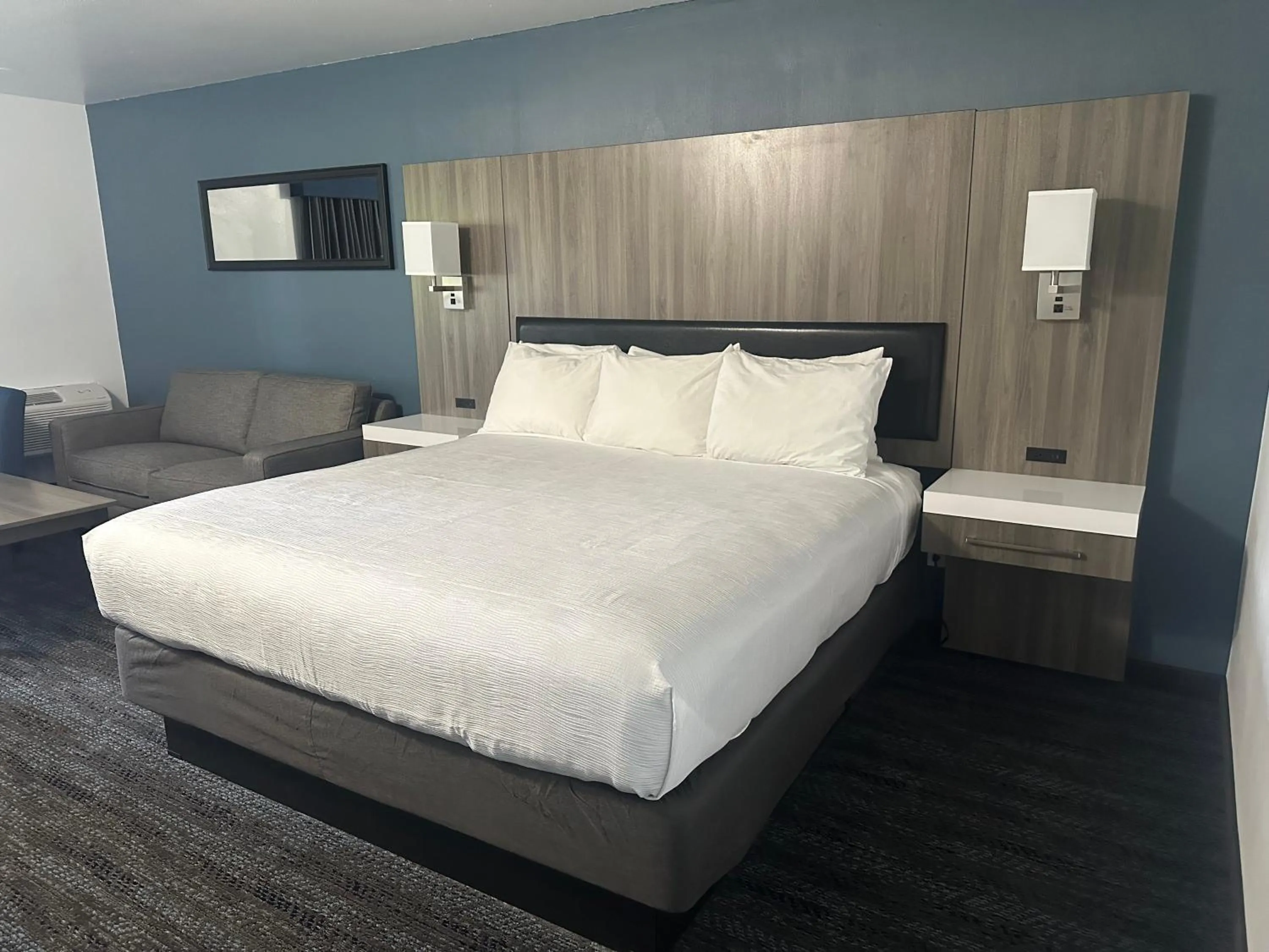 Bed in Oyster Bay Inn & Suites