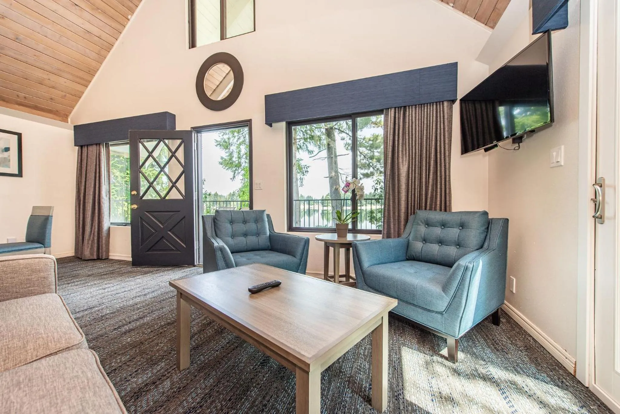 Oyster Bay Inn & Suites