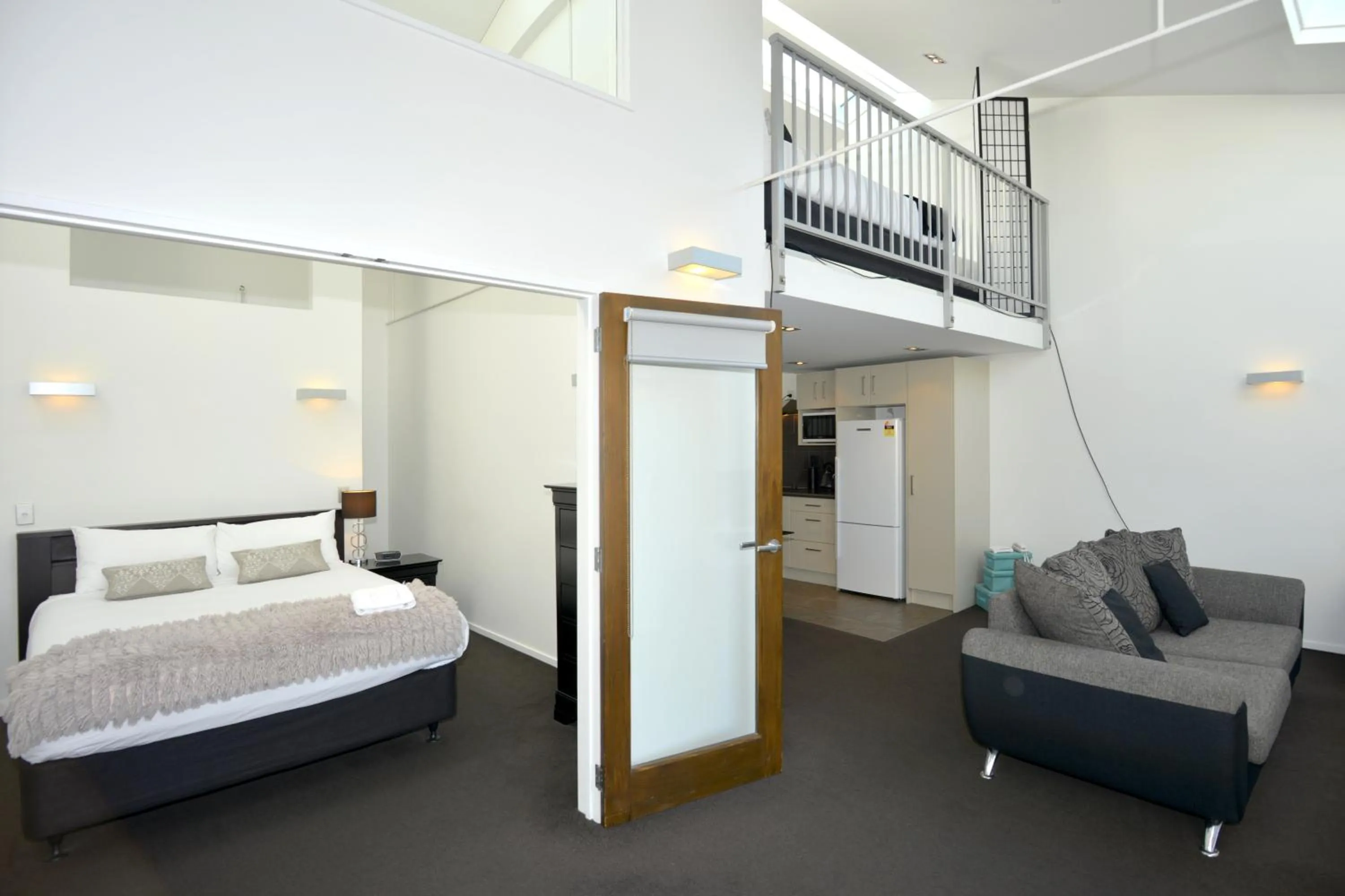 Living room, Bed in Southwark Hotel & Apartments