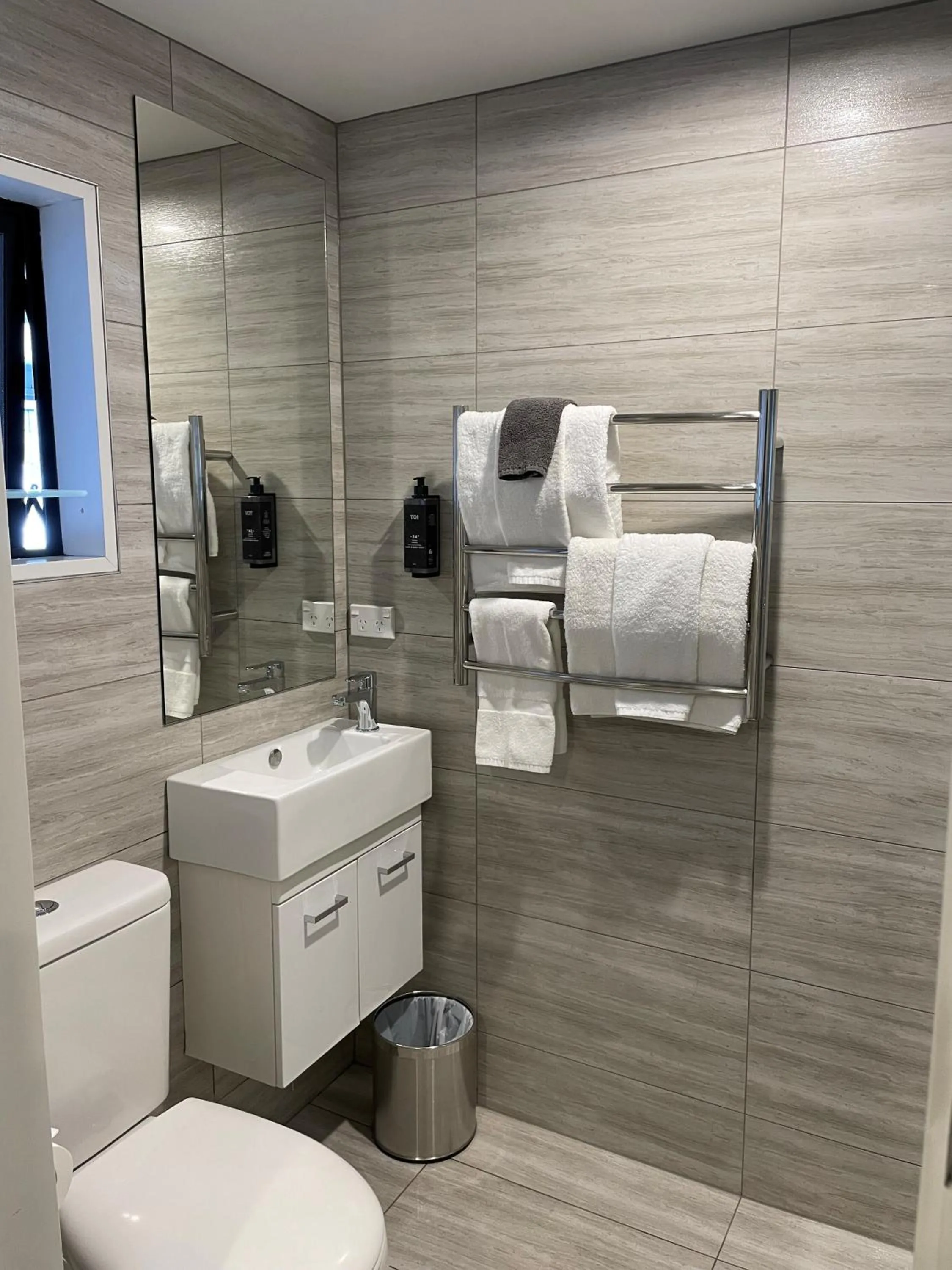 Bathroom, Bed in Southwark Hotel & Apartments