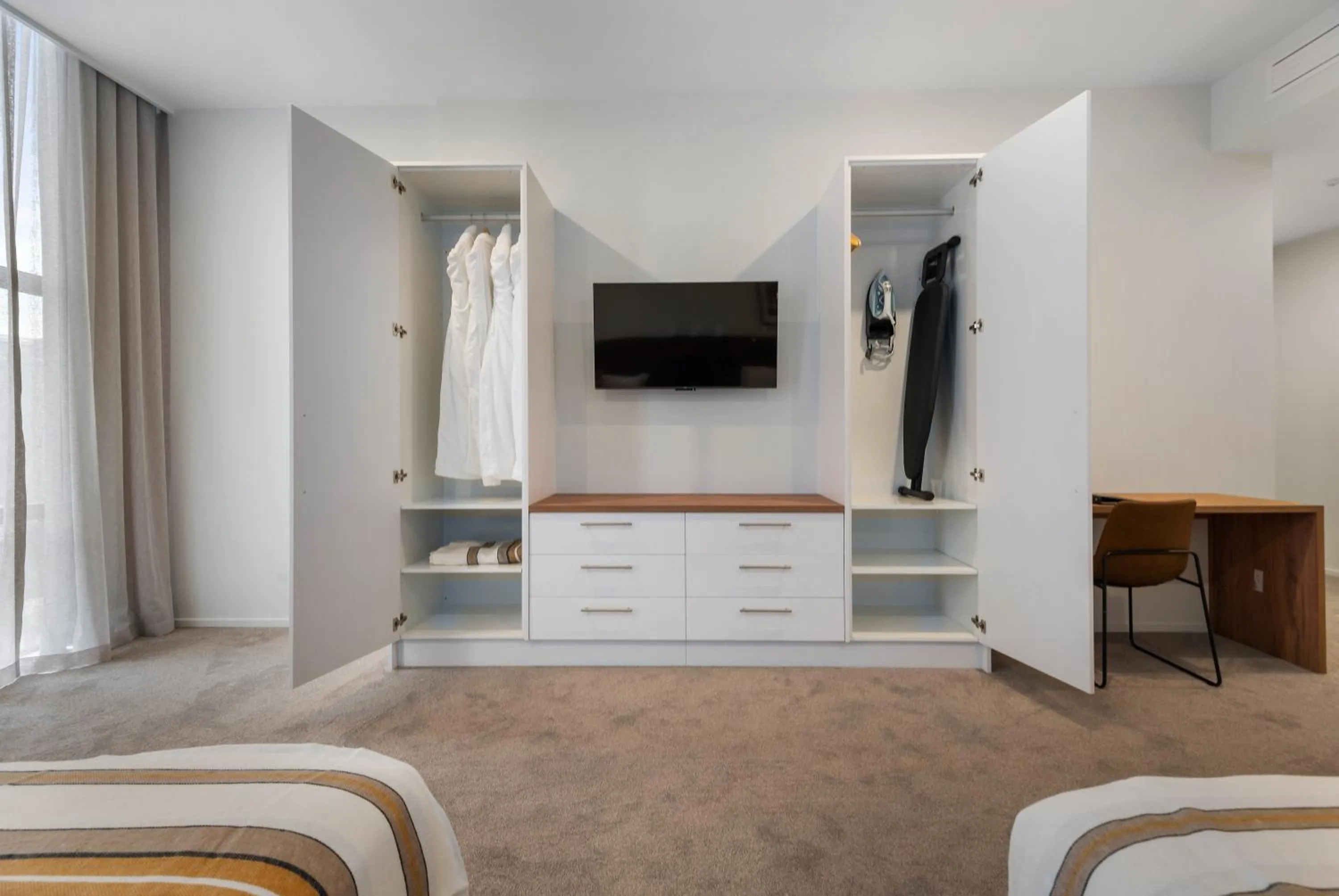 wardrobe, Bed in Southwark Hotel & Apartments