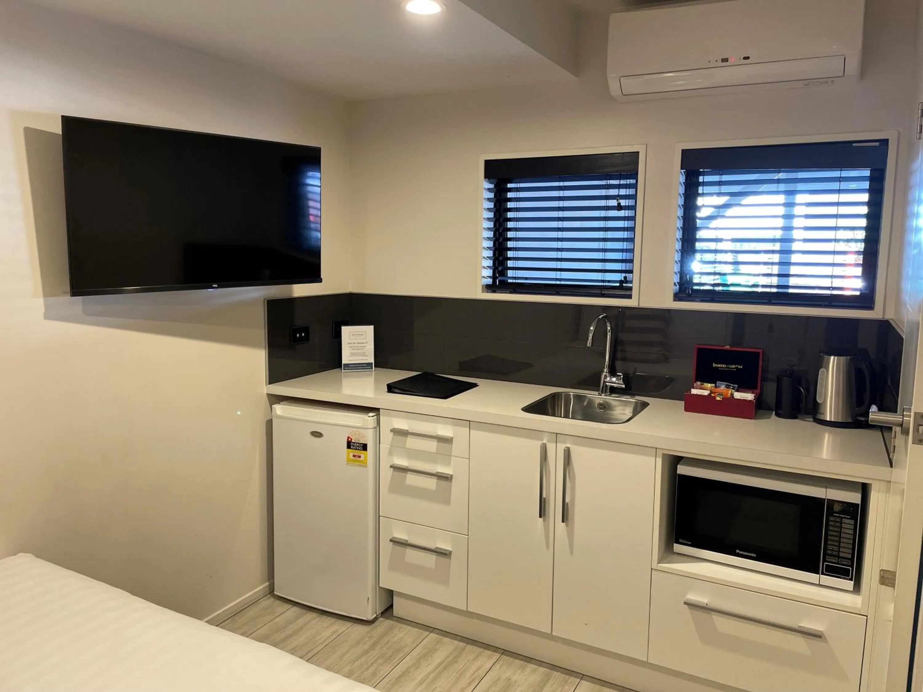 TV and multimedia in Southwark Hotel & Apartments