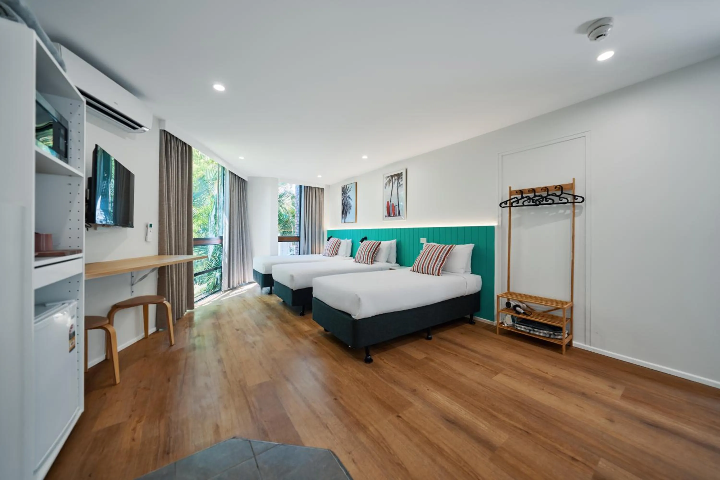 Photo of the whole room, Bed in Red Star Palm Beach