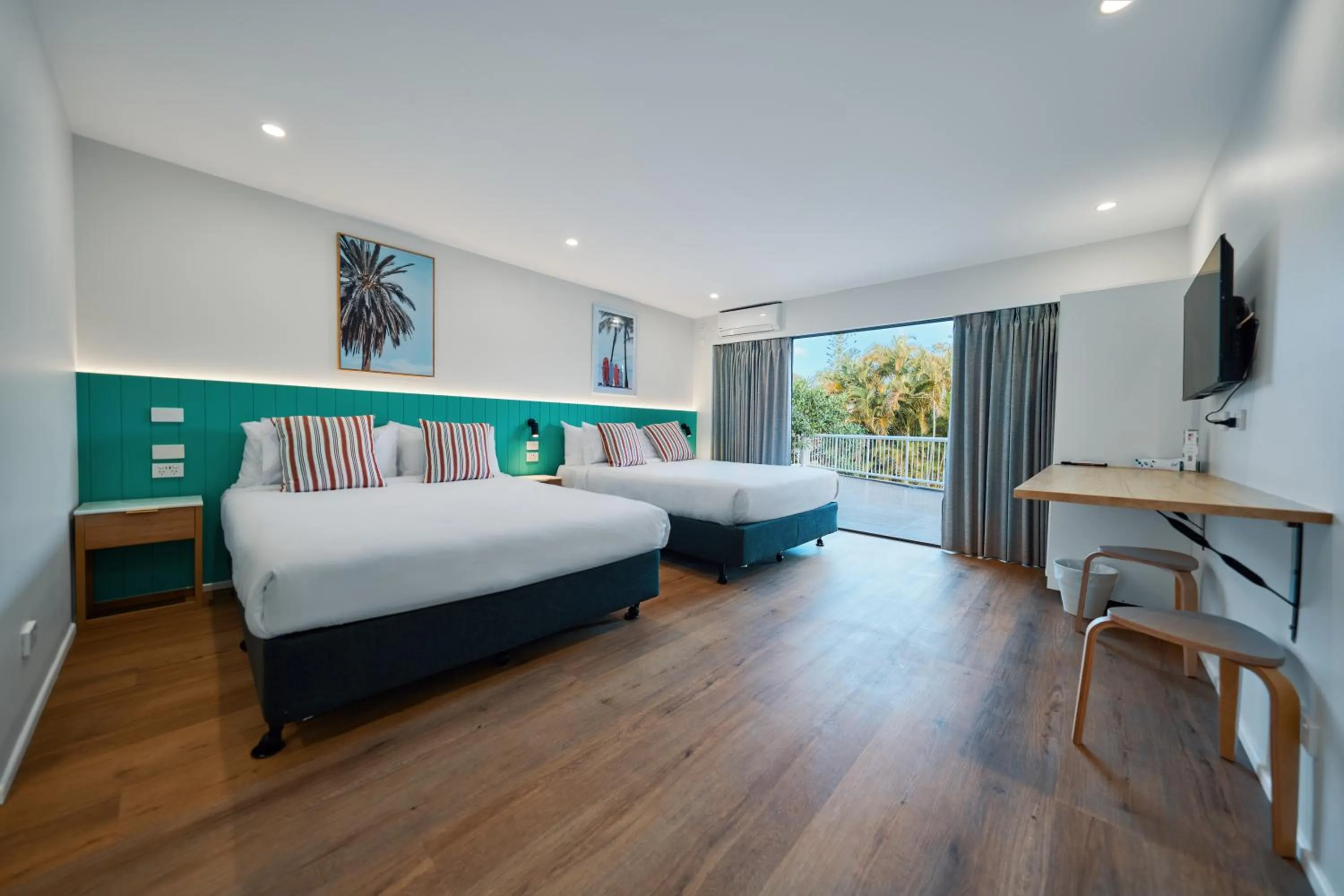 Bedroom, Bed in Red Star Palm Beach