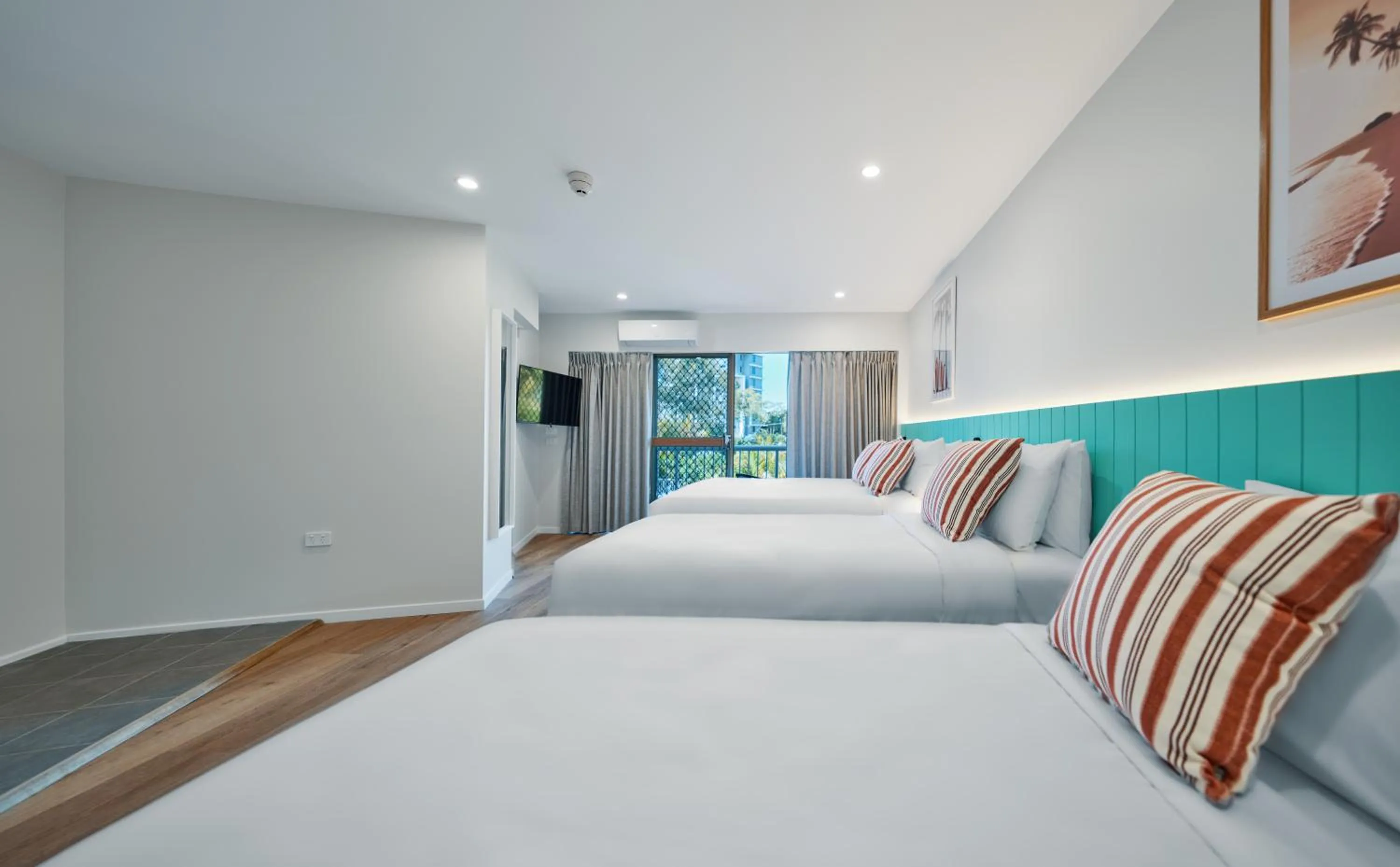 Photo of the whole room, Bed in Red Star Palm Beach