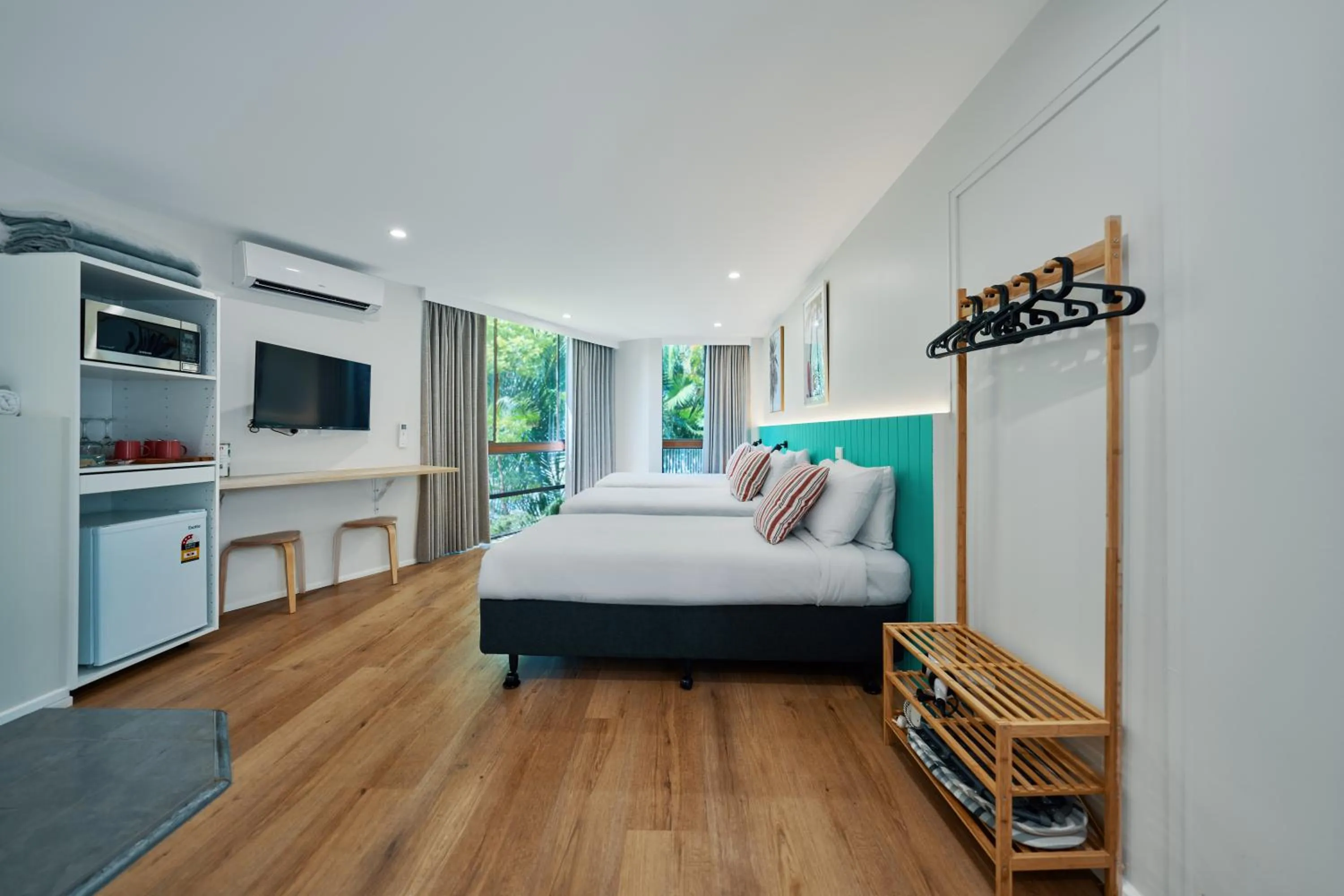 Photo of the whole room, Bed in Red Star Palm Beach