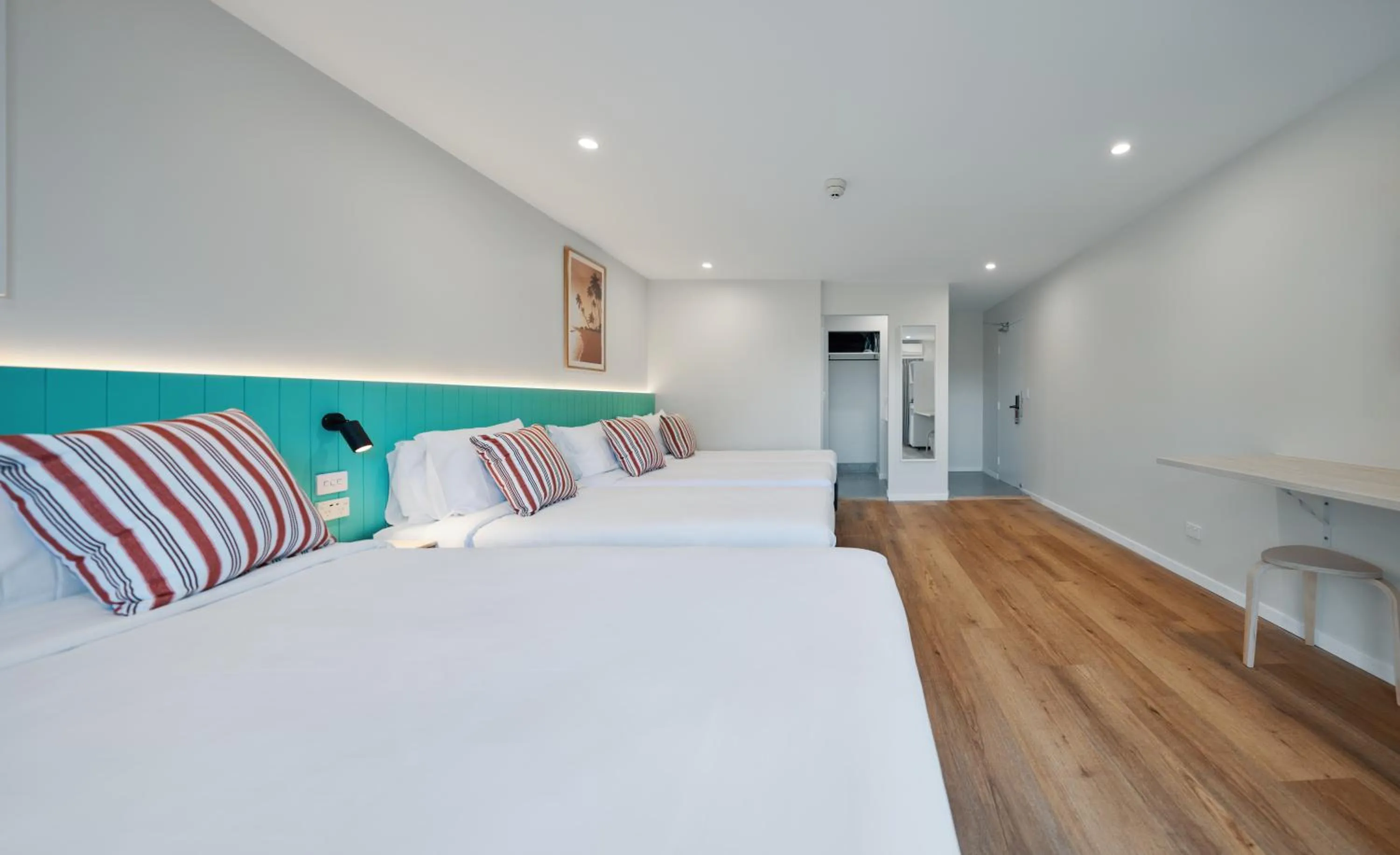 Photo of the whole room, Bed in Red Star Palm Beach