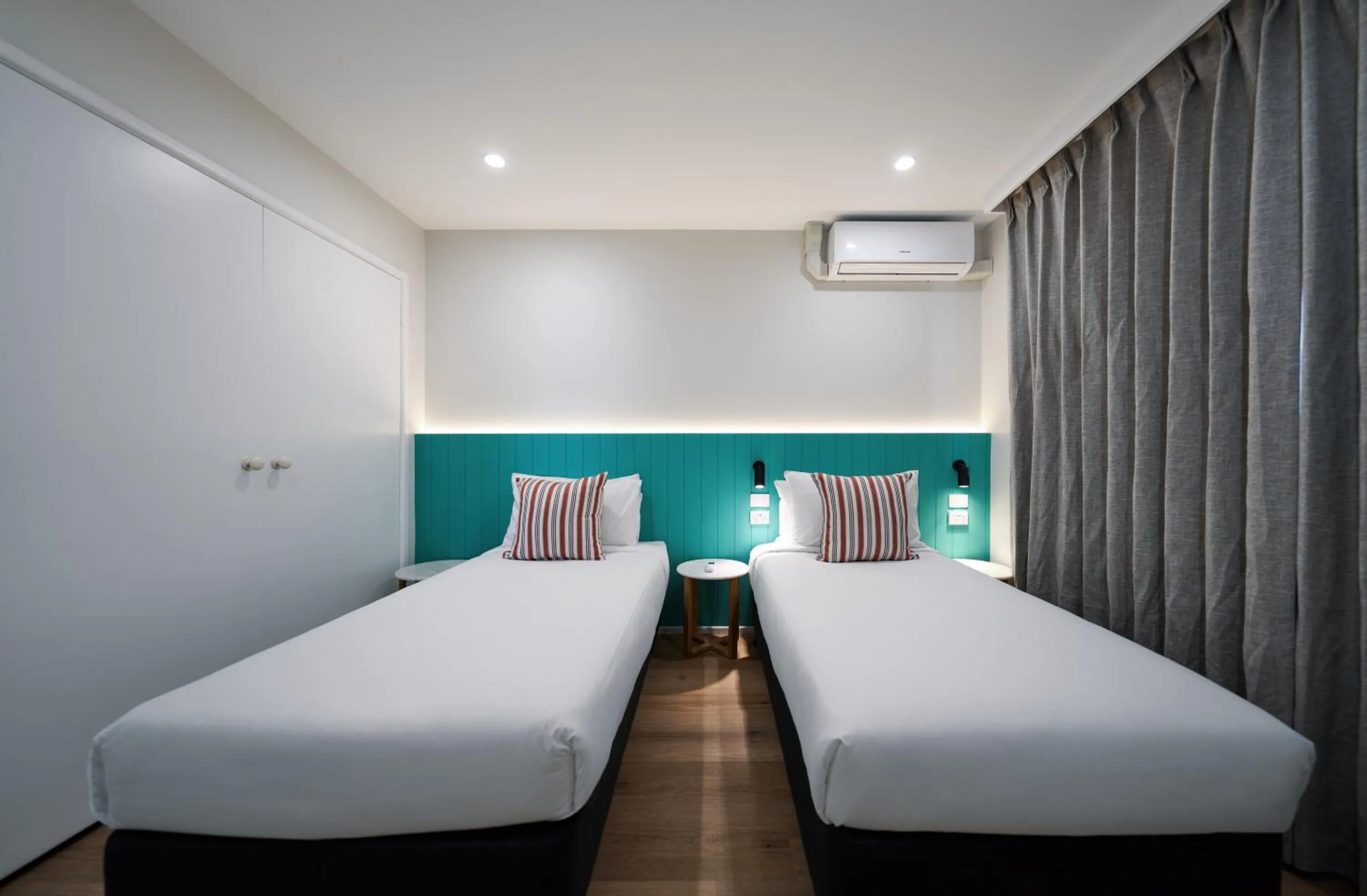 Bedroom, Bed in Red Star Palm Beach