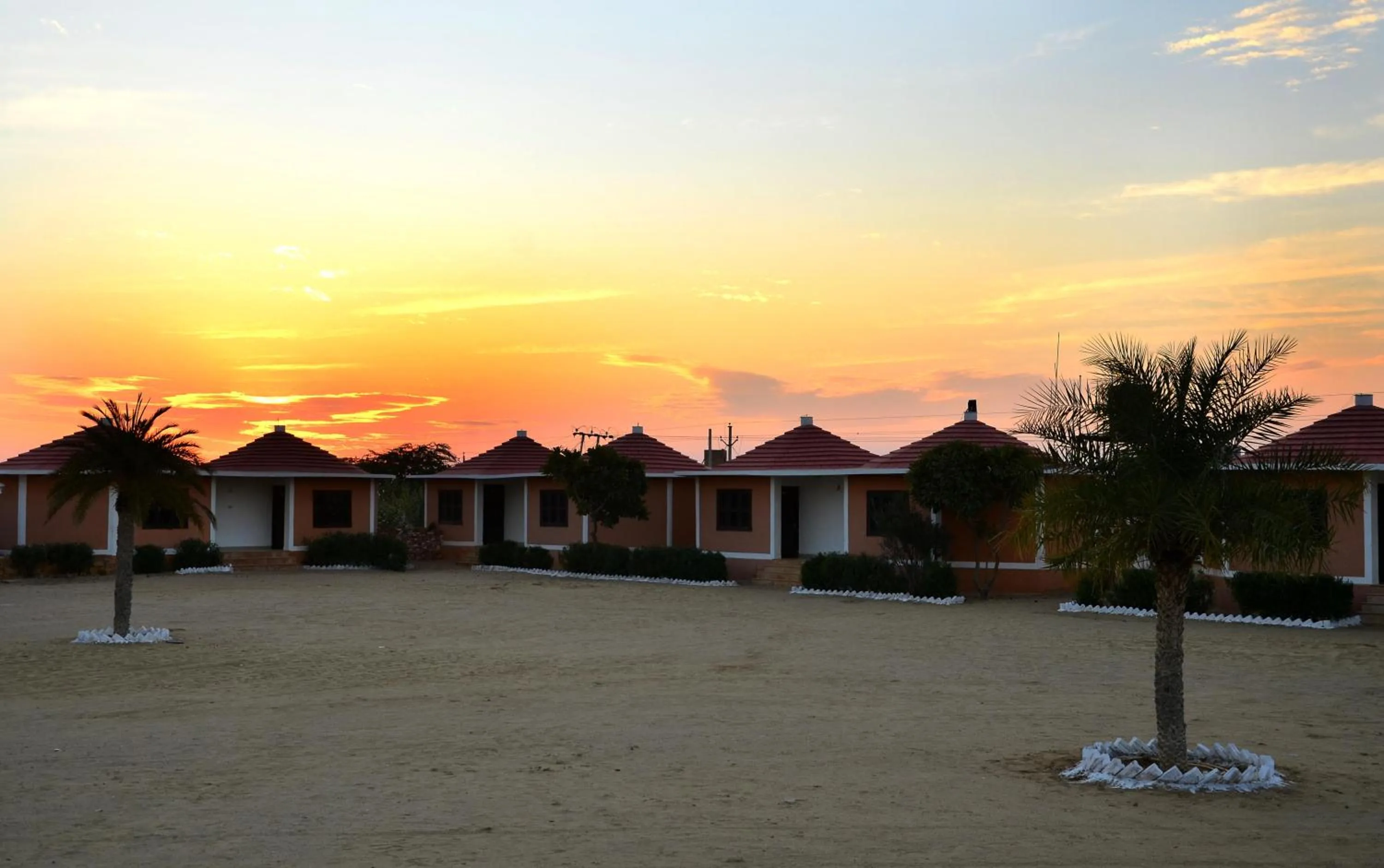 Sunrise in Oasis camp sam