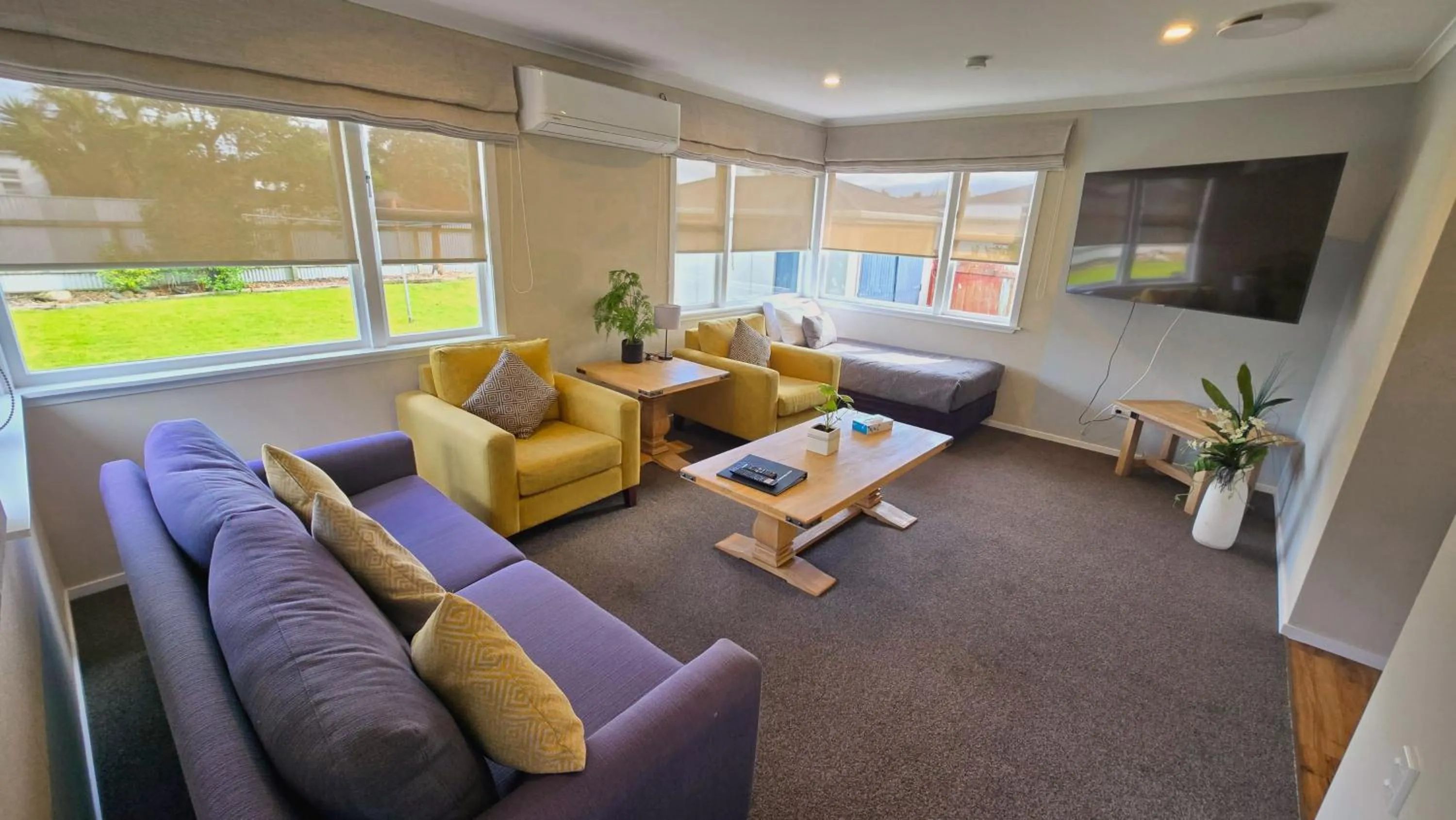 Communal lounge/ TV room in Carramar Motor Inn