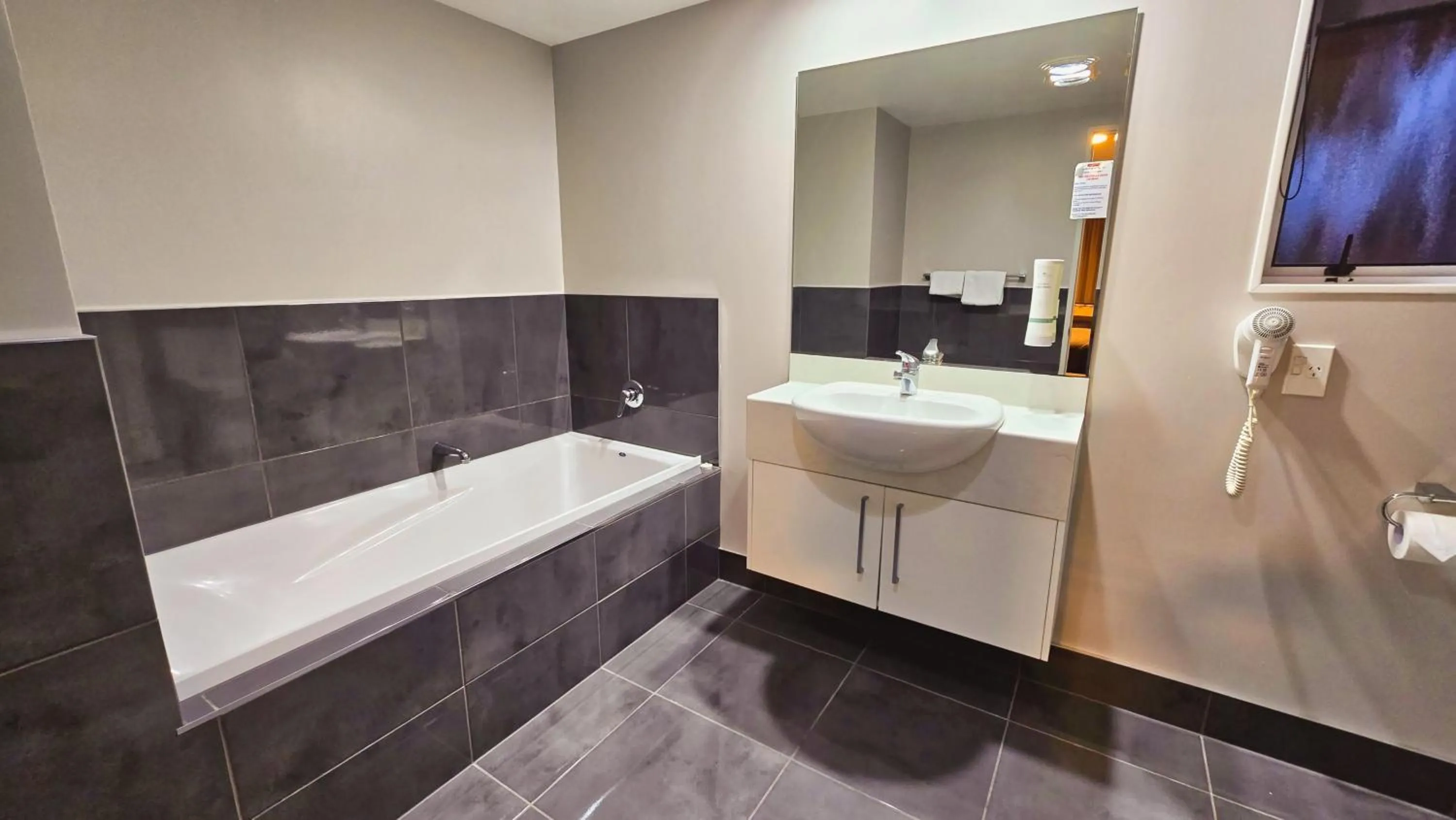 Shower in Carramar Motor Inn