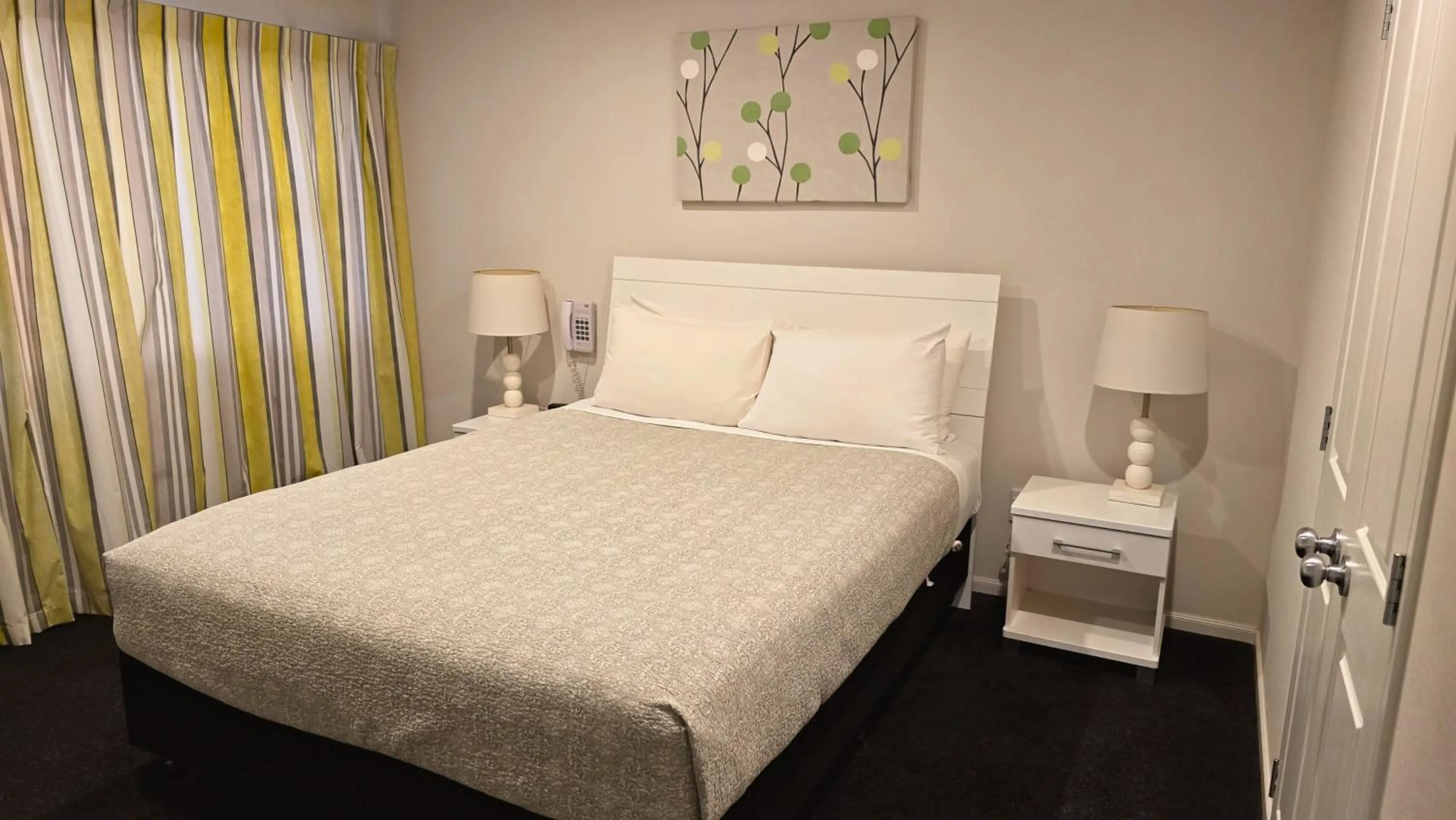 Bed in Carramar Motor Inn