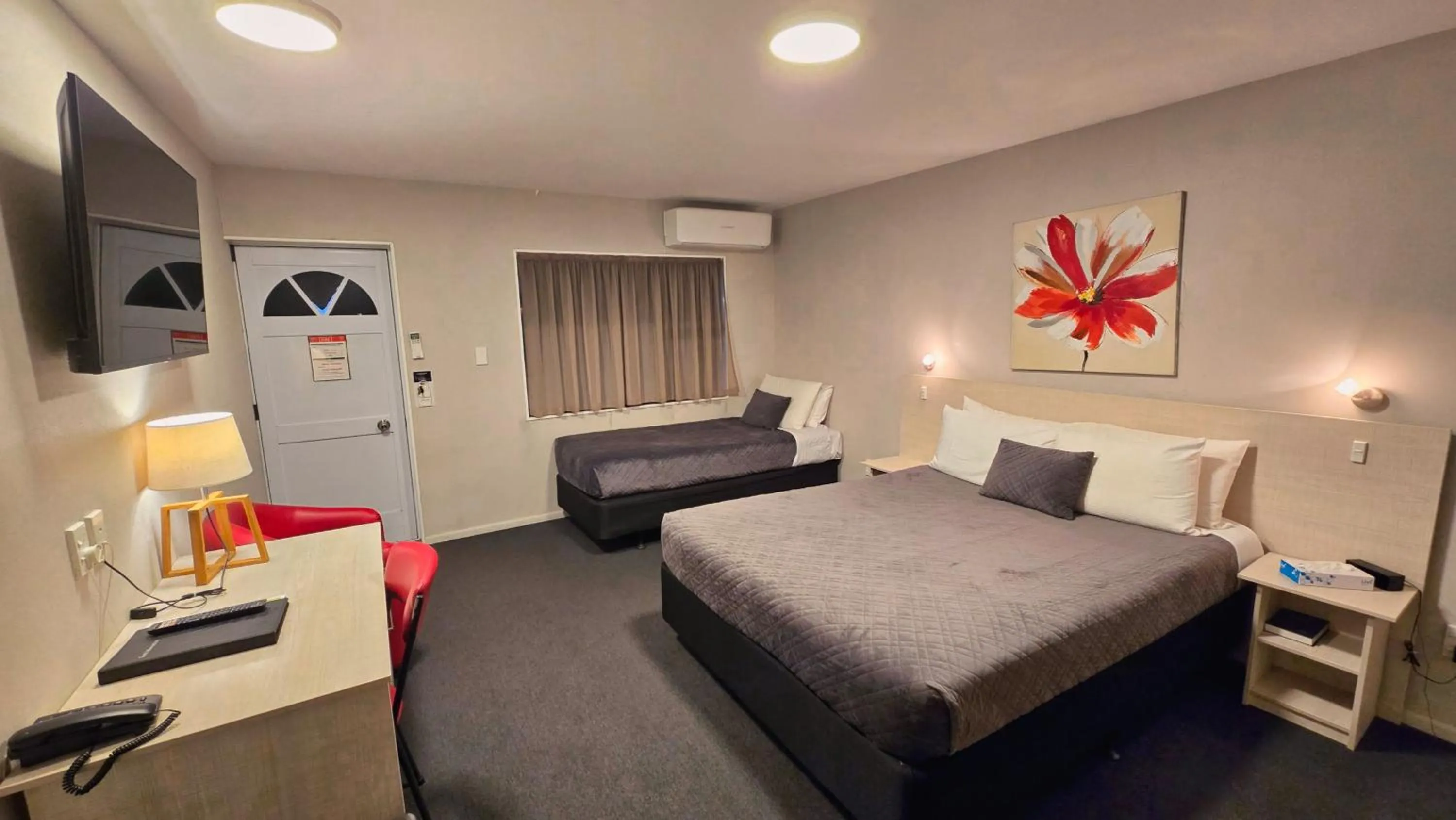 Bed in Carramar Motor Inn