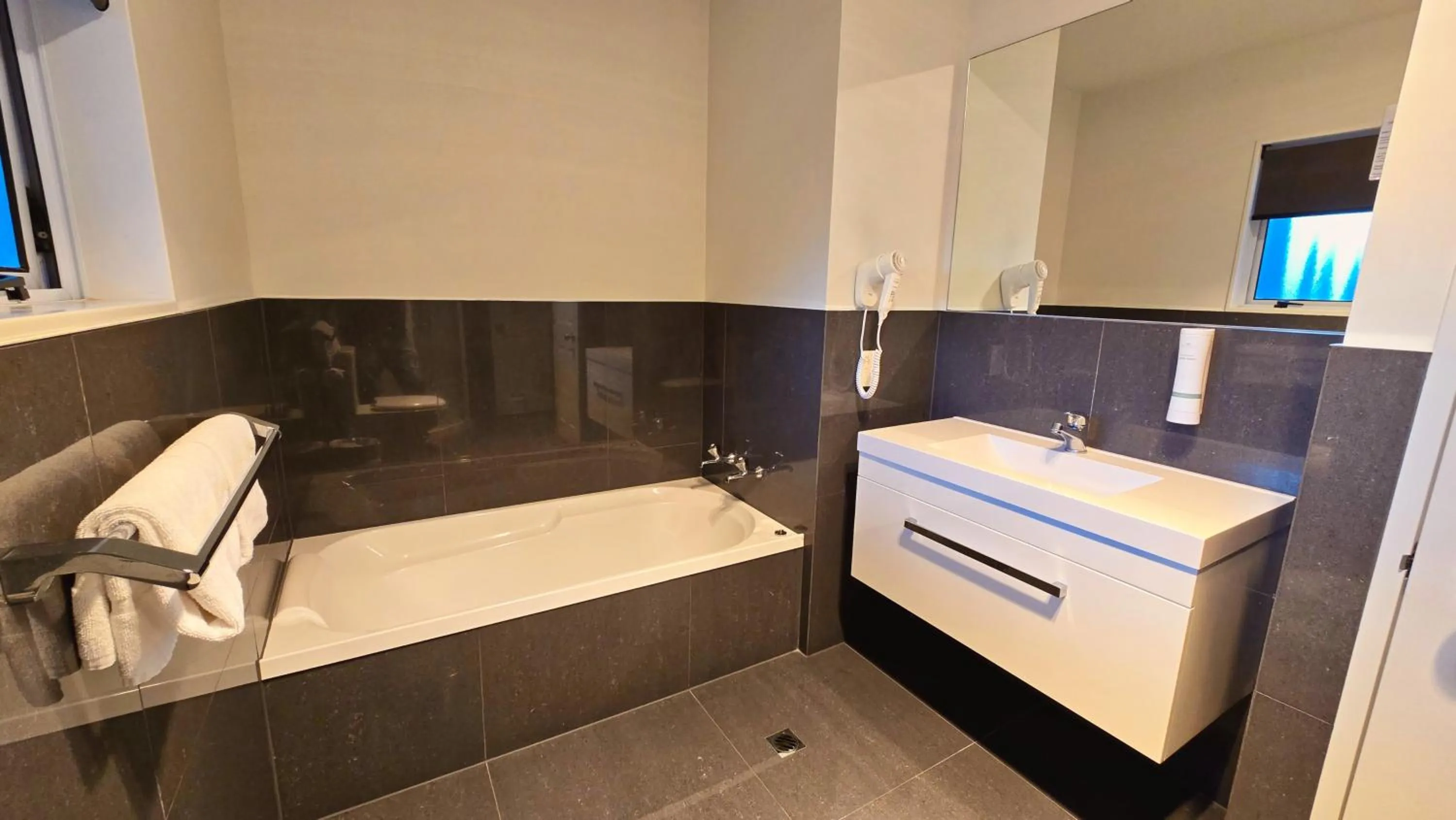 Bathroom in Carramar Motor Inn