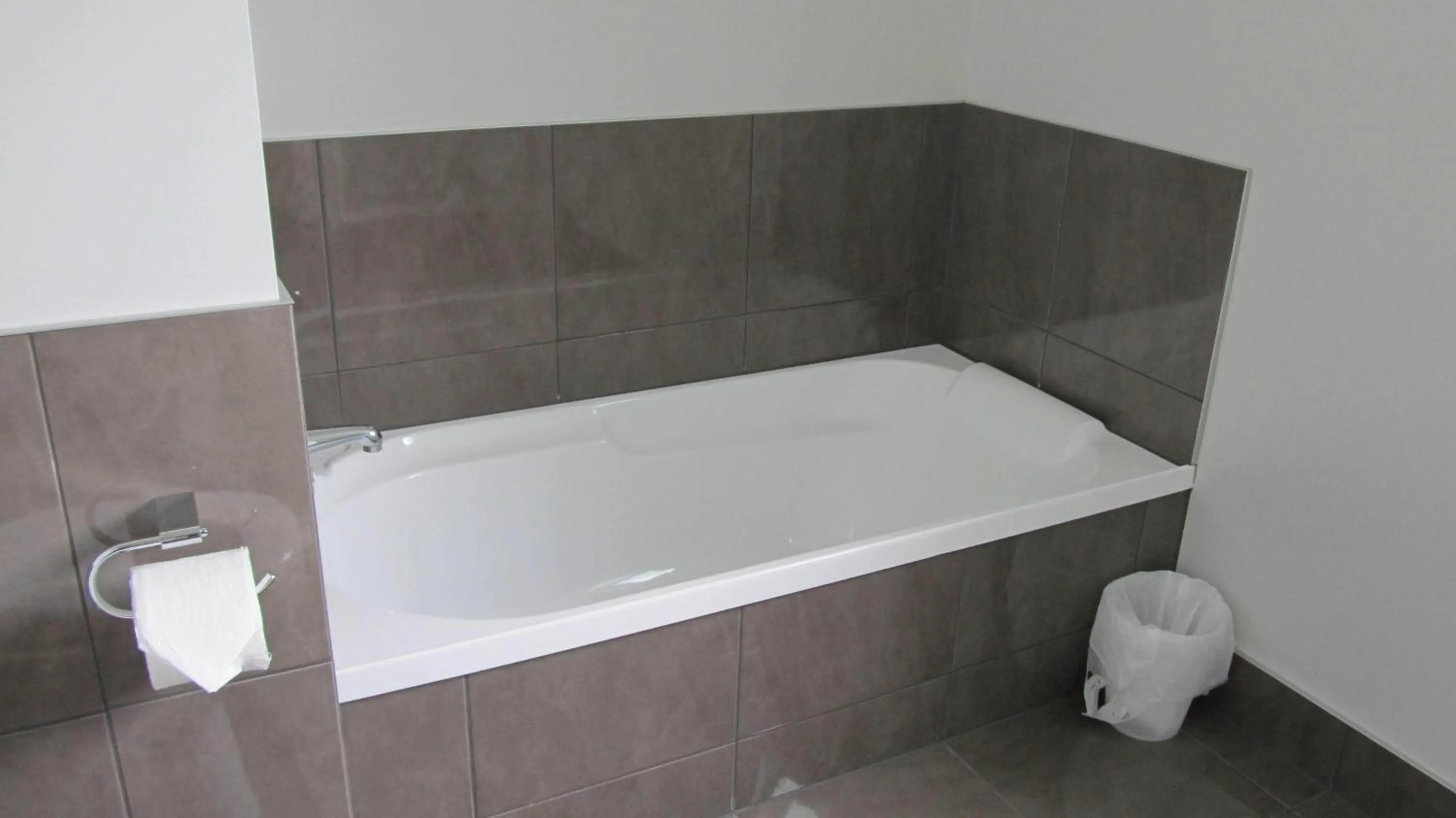 Hot Tub in Carramar Motor Inn