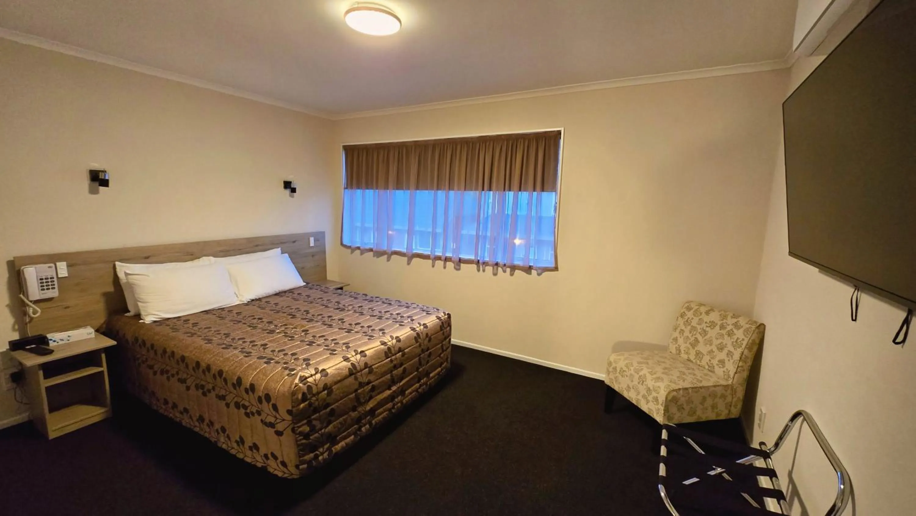 Bed in Carramar Motor Inn