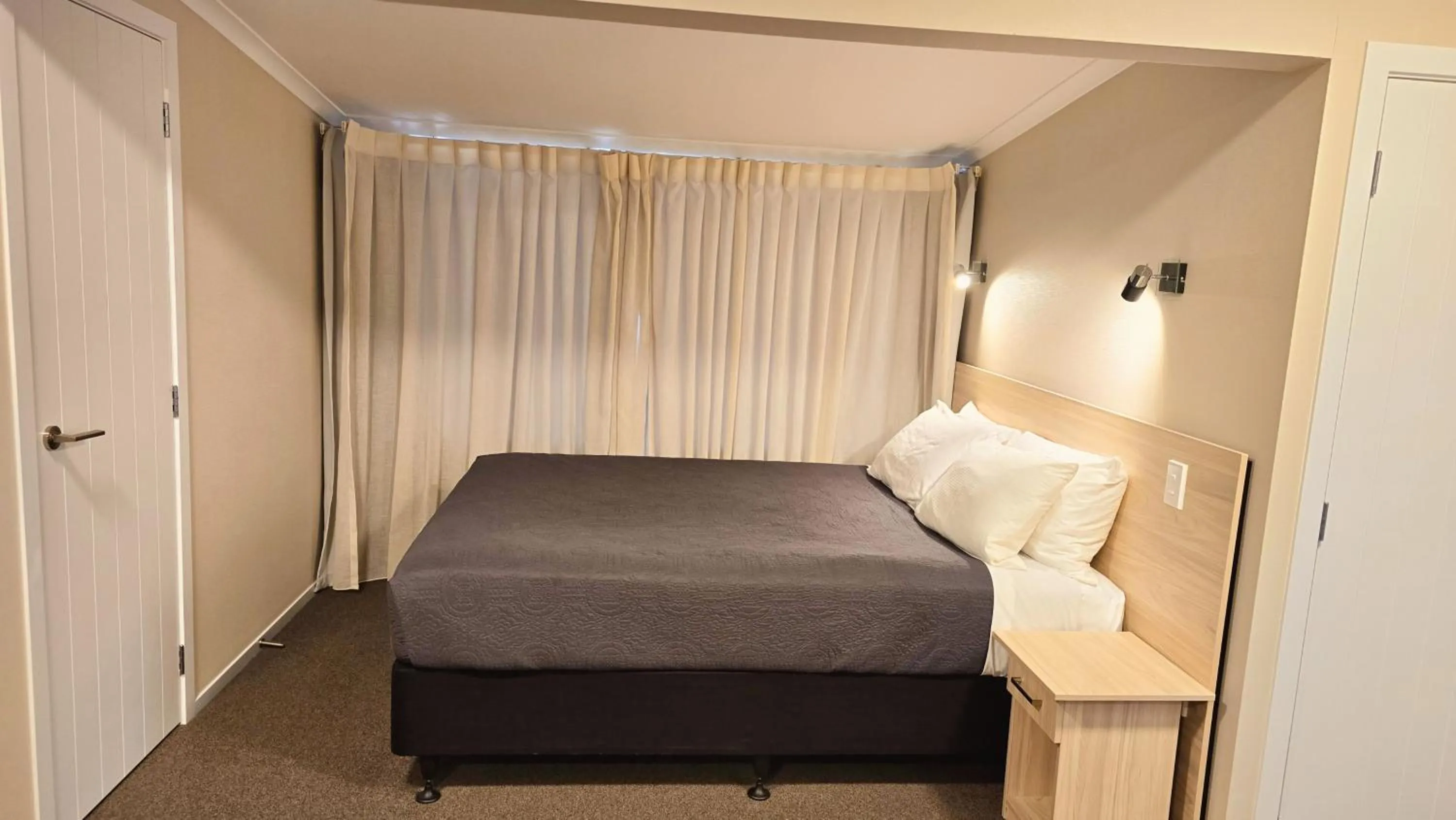 Bed in Carramar Motor Inn