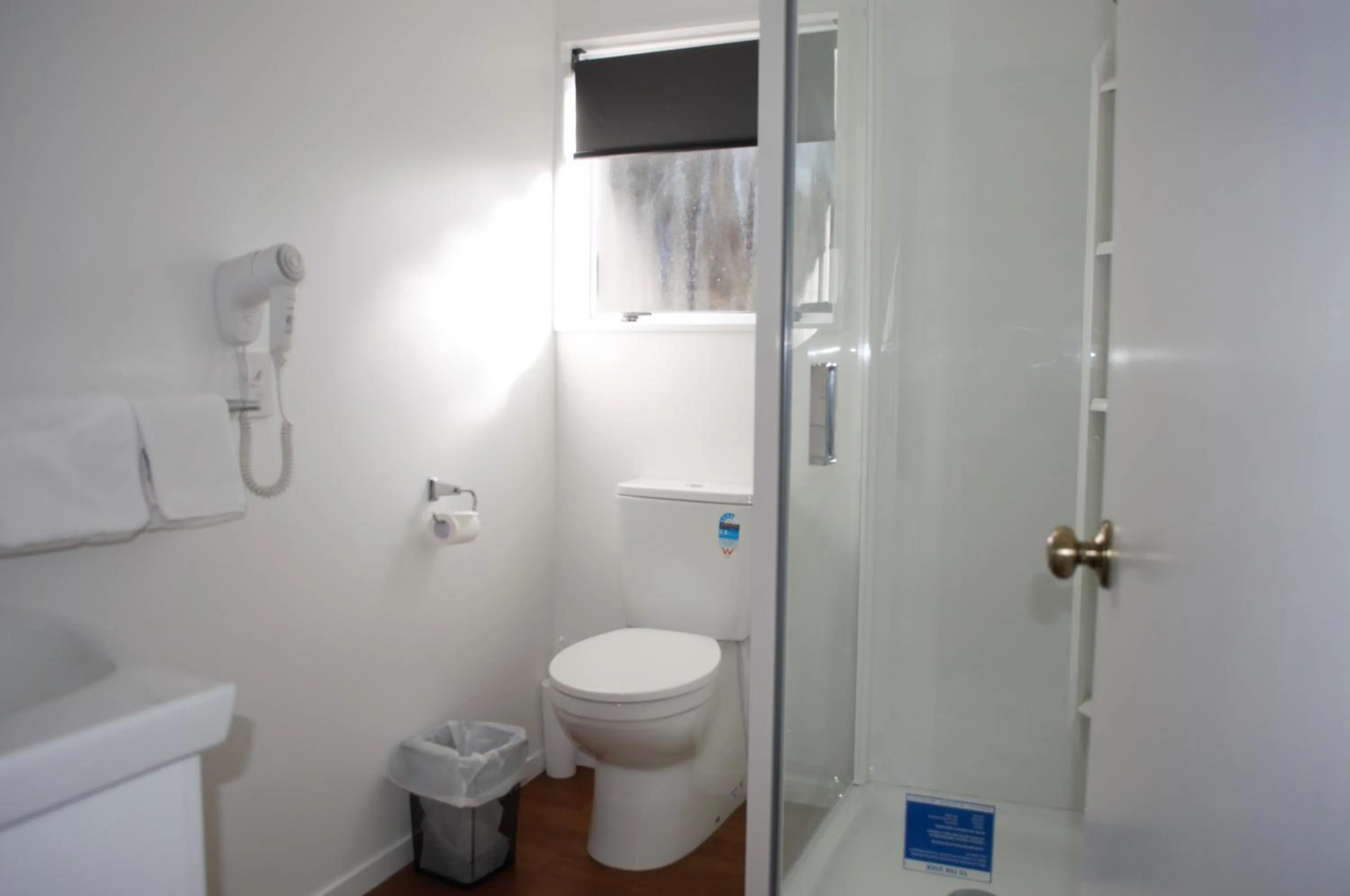 Bathroom in Carramar Motor Inn