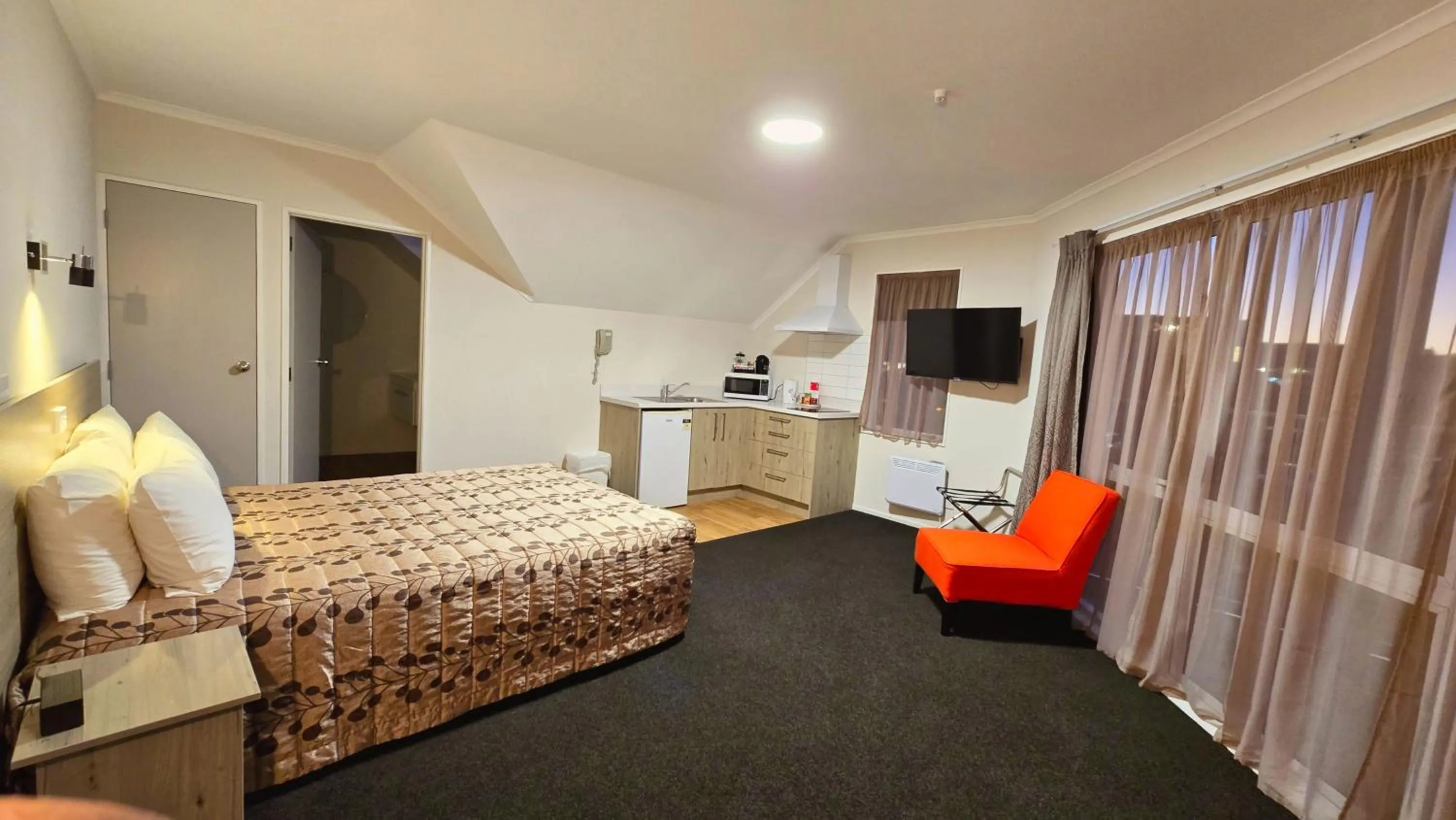 Bed in Carramar Motor Inn