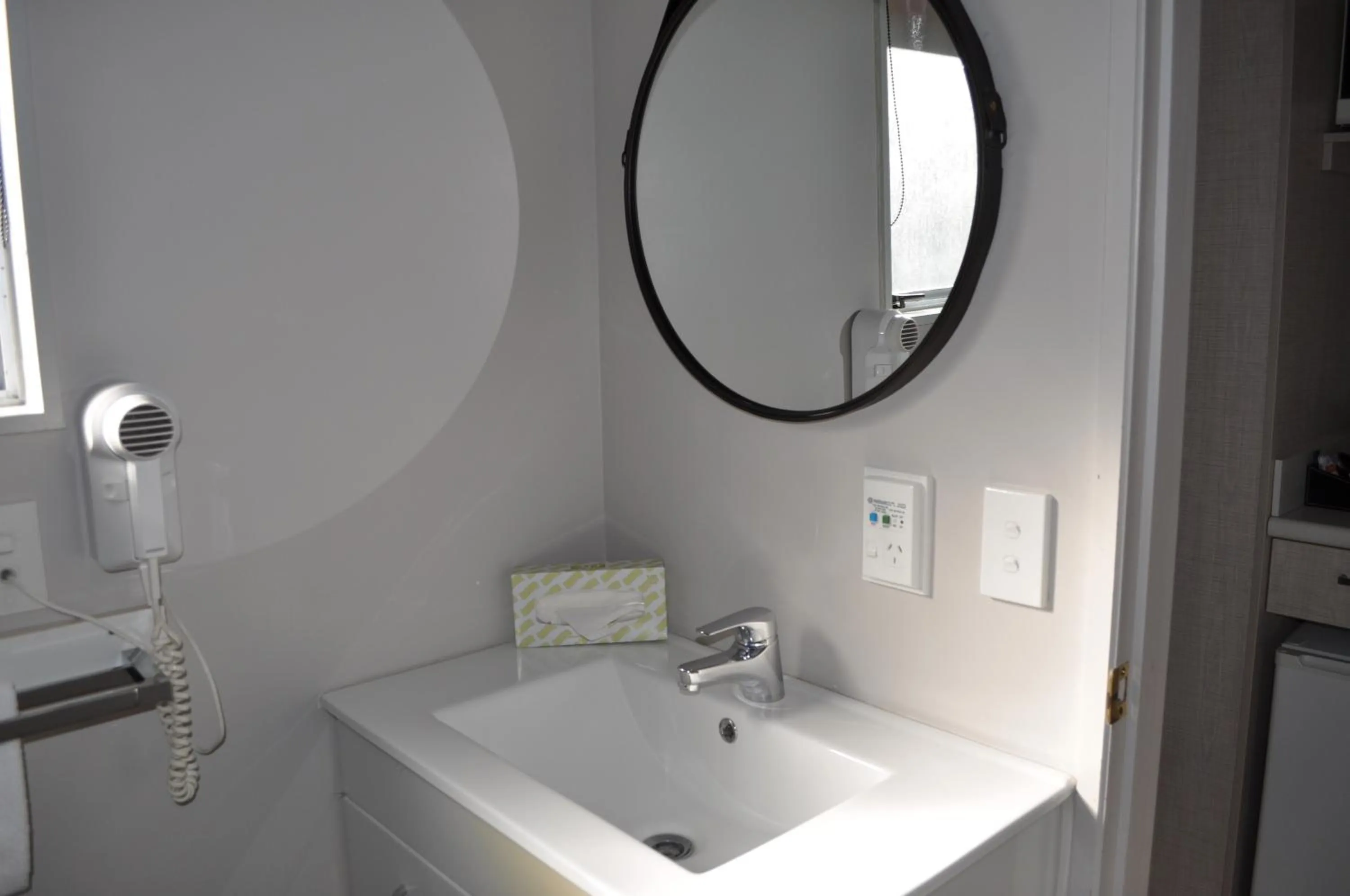 Bathroom in Carramar Motor Inn