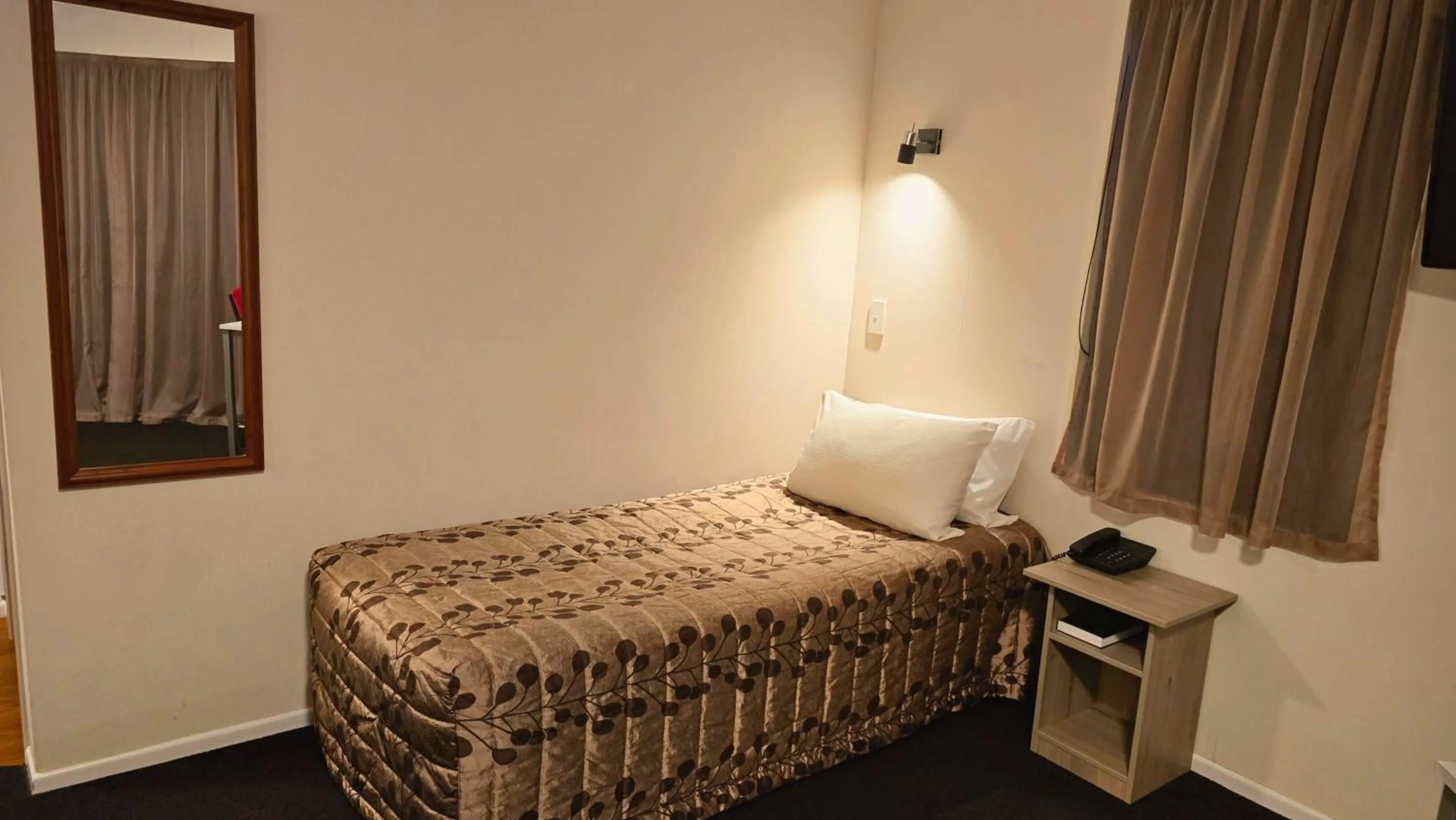 Bed in Carramar Motor Inn