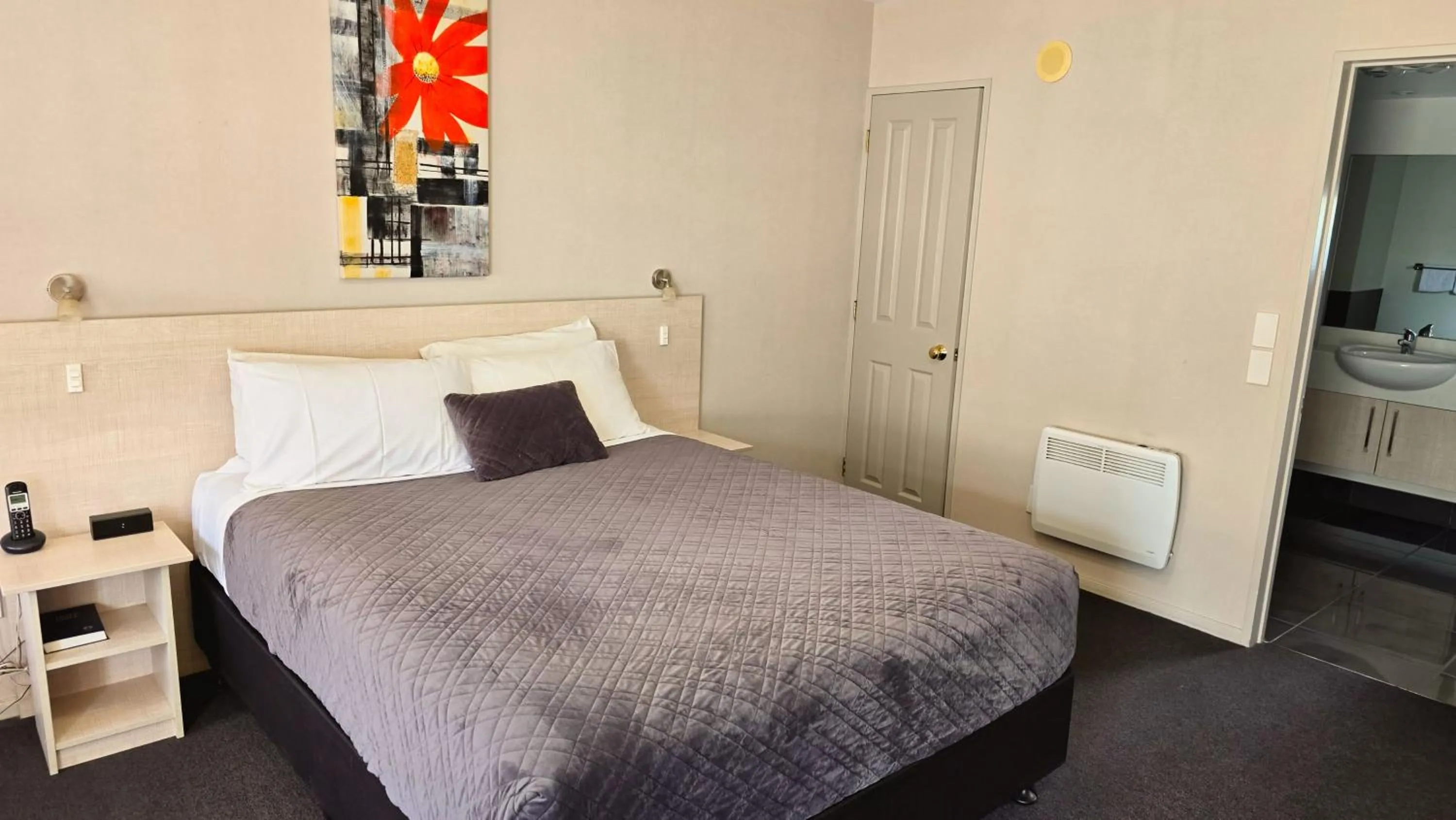 Bed in Carramar Motor Inn