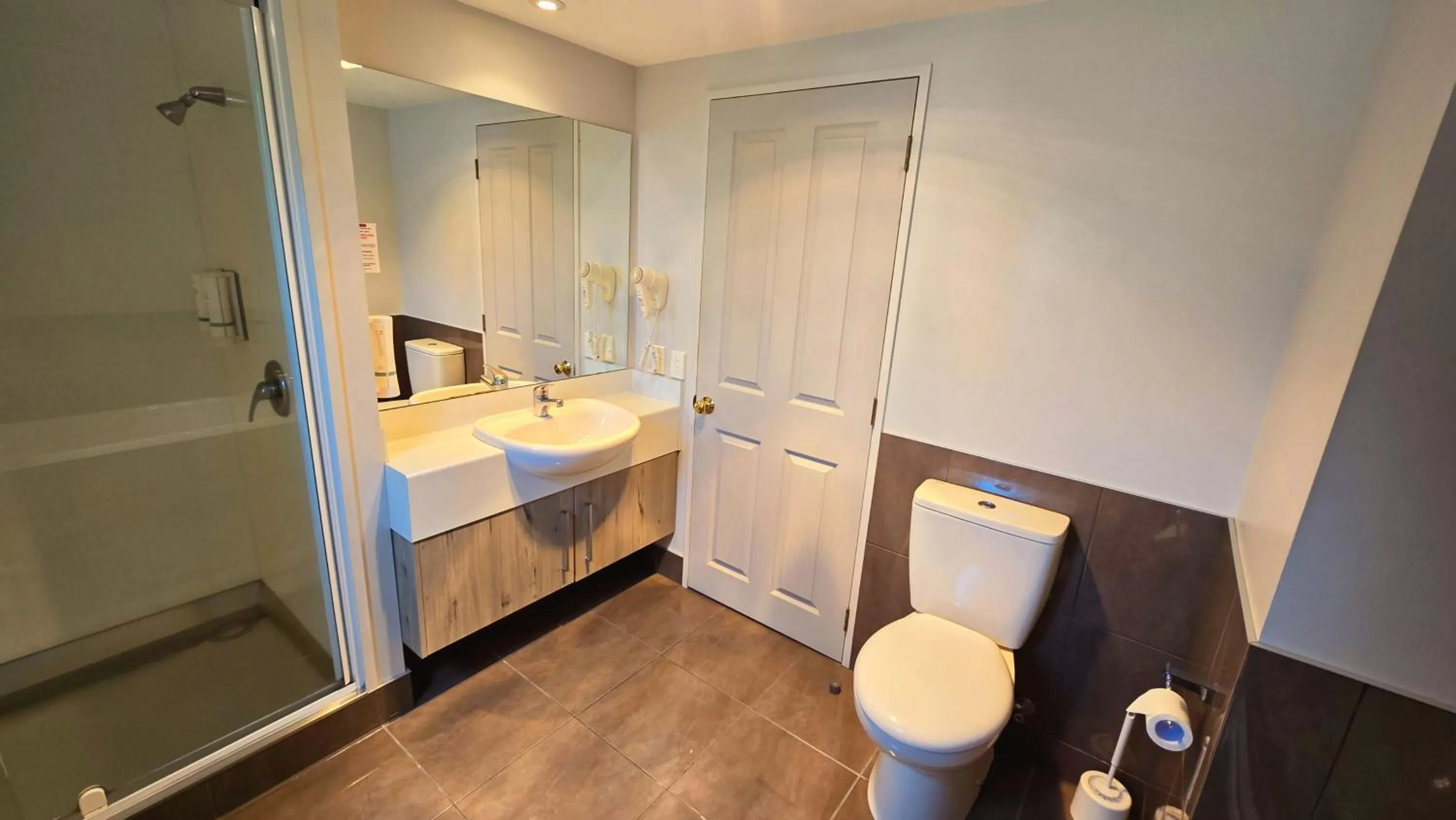 Toilet, Bed in Carramar Motor Inn