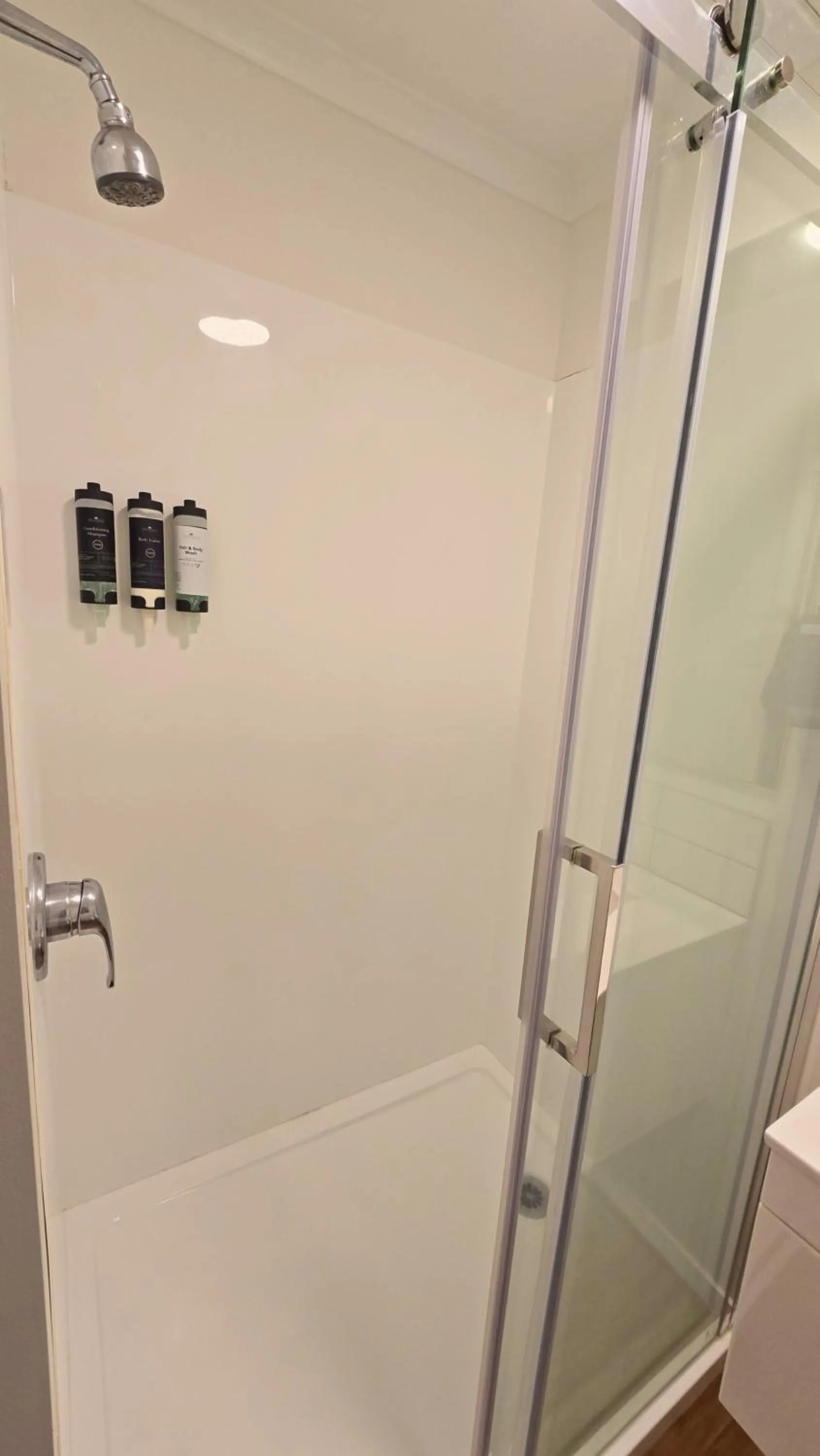 Shower in Carramar Motor Inn