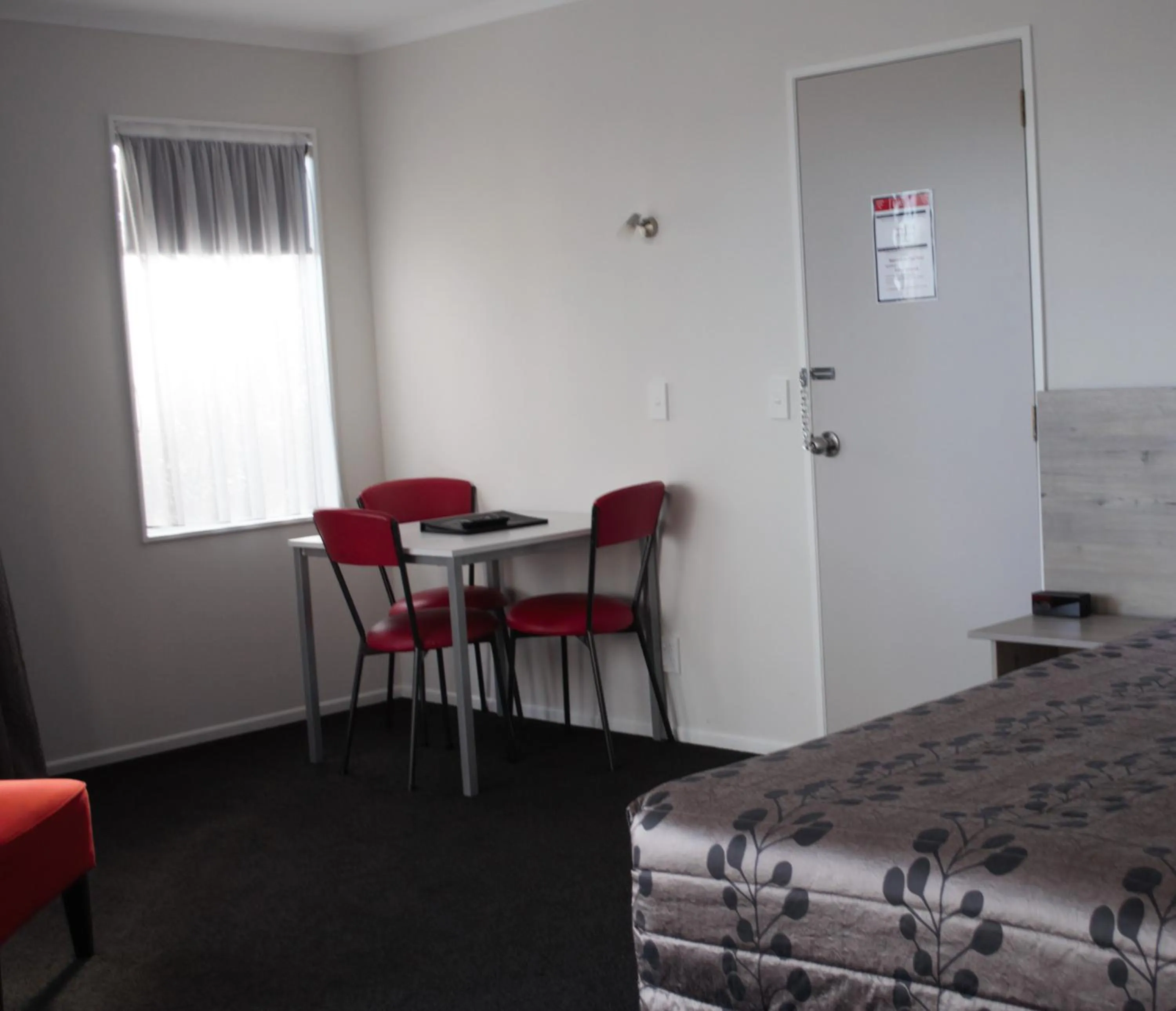 Dining area, Bed in Carramar Motor Inn