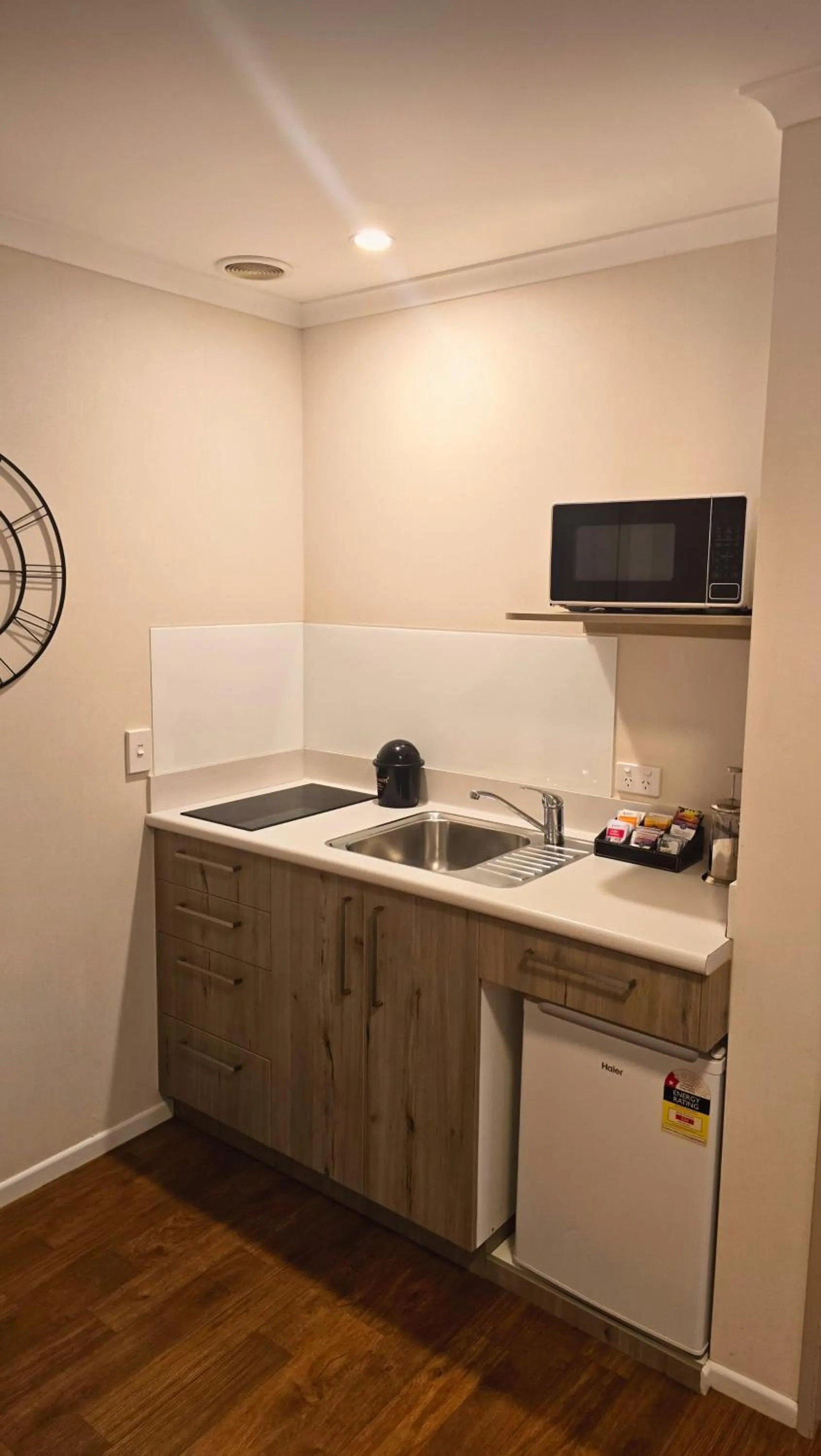 Kitchen or kitchenette in Carramar Motor Inn
