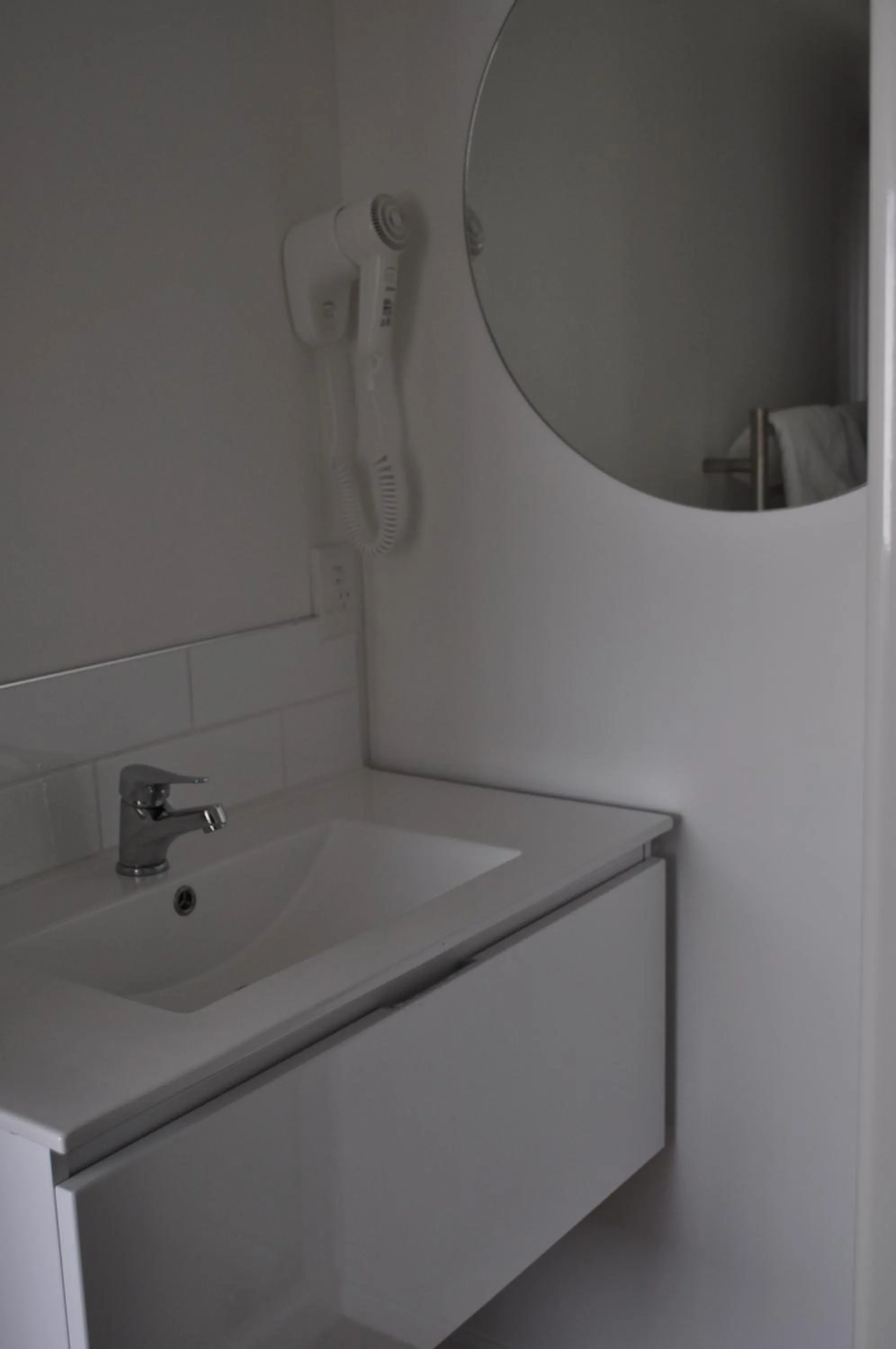 Bathroom in Carramar Motor Inn