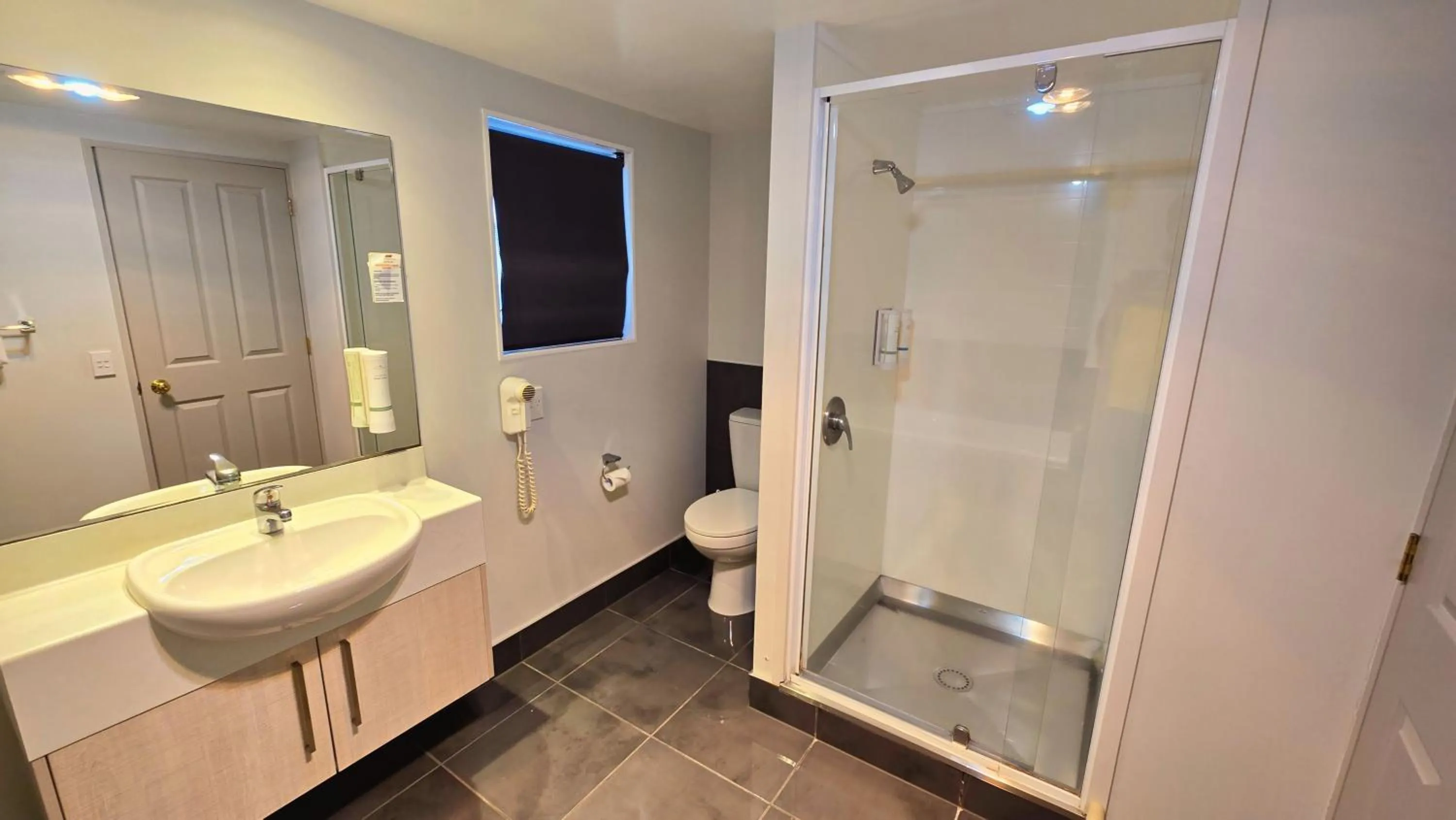 Shower in Carramar Motor Inn