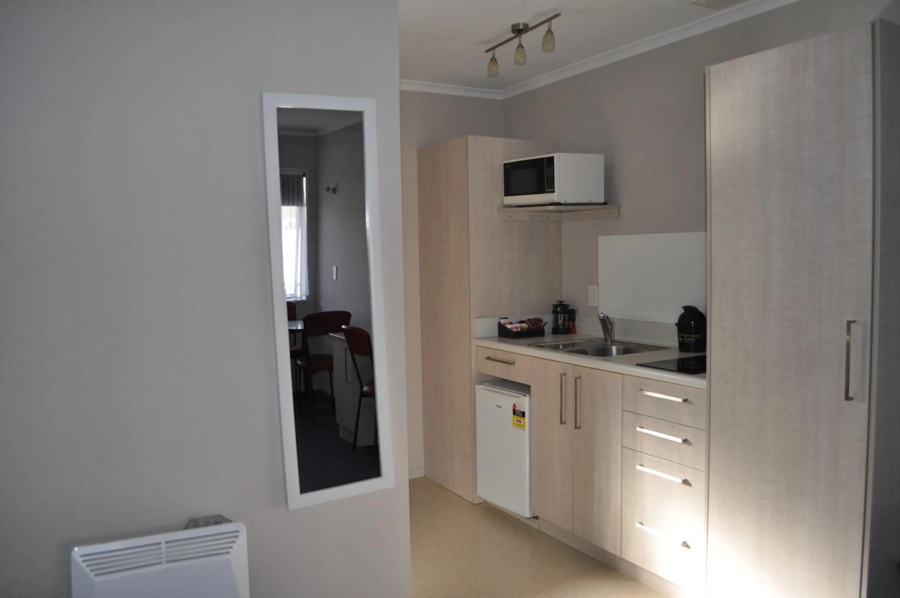 Kitchen or kitchenette in Carramar Motor Inn