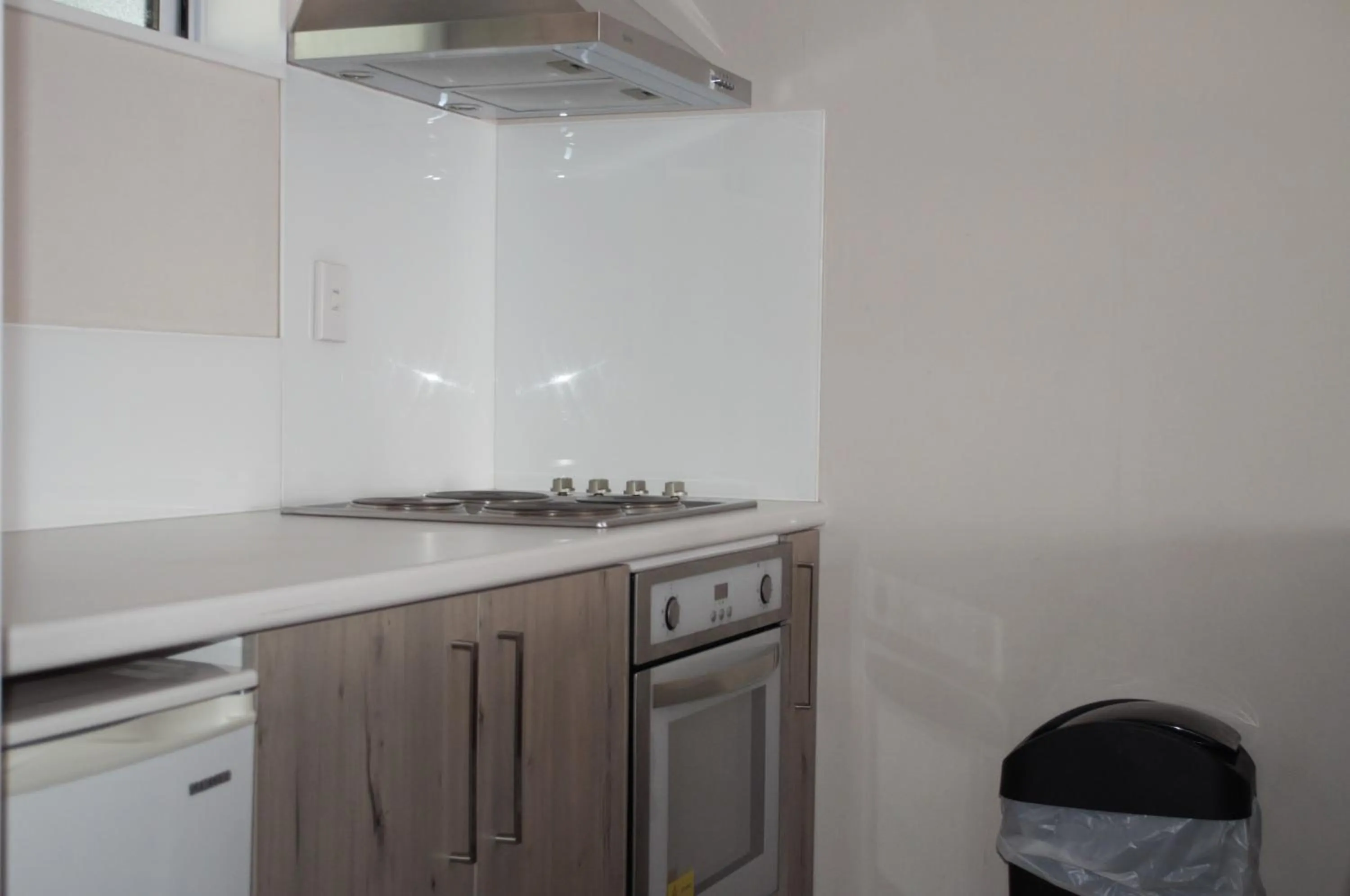 Kitchen or kitchenette in Carramar Motor Inn