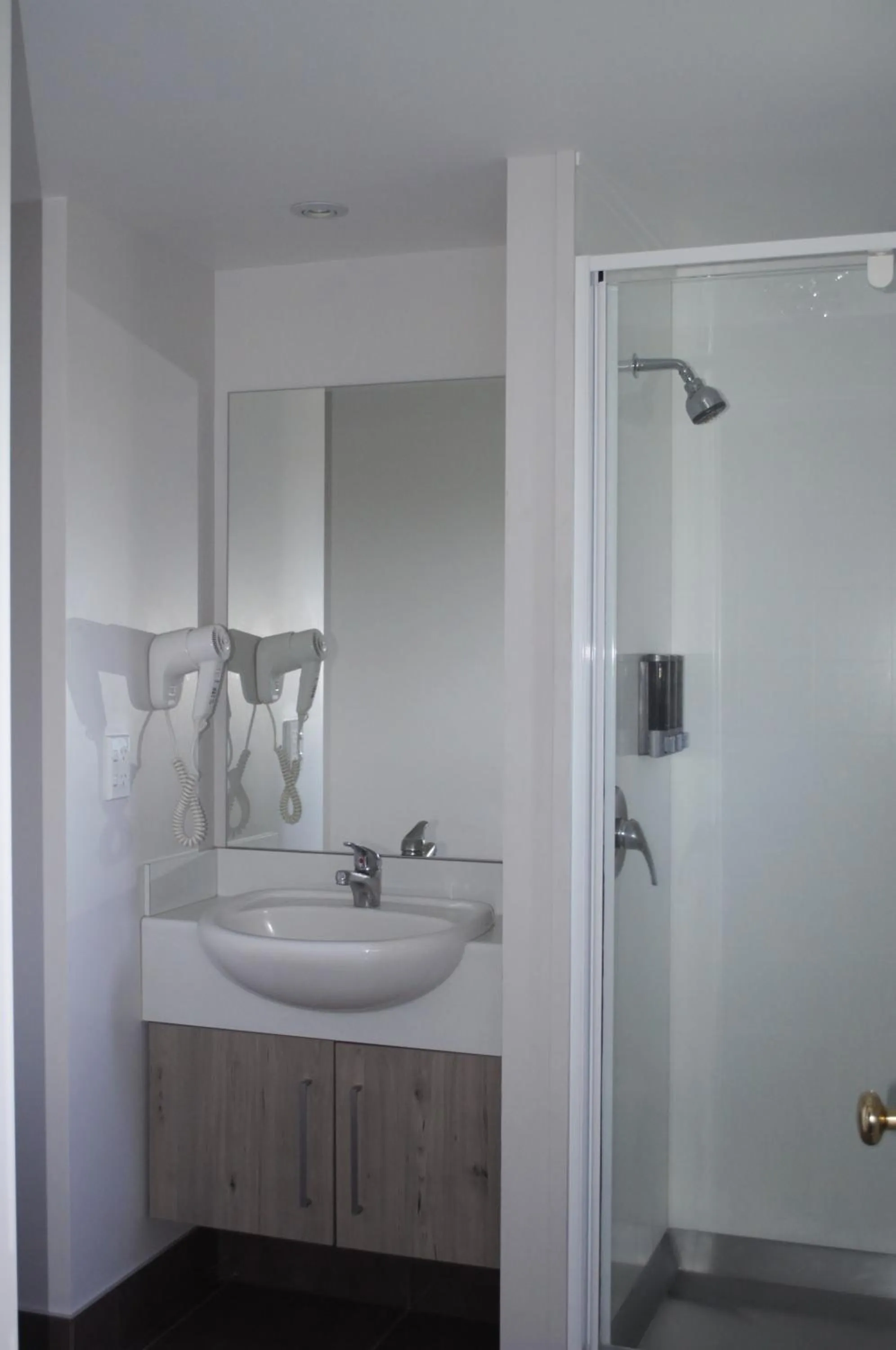 Shower in Carramar Motor Inn