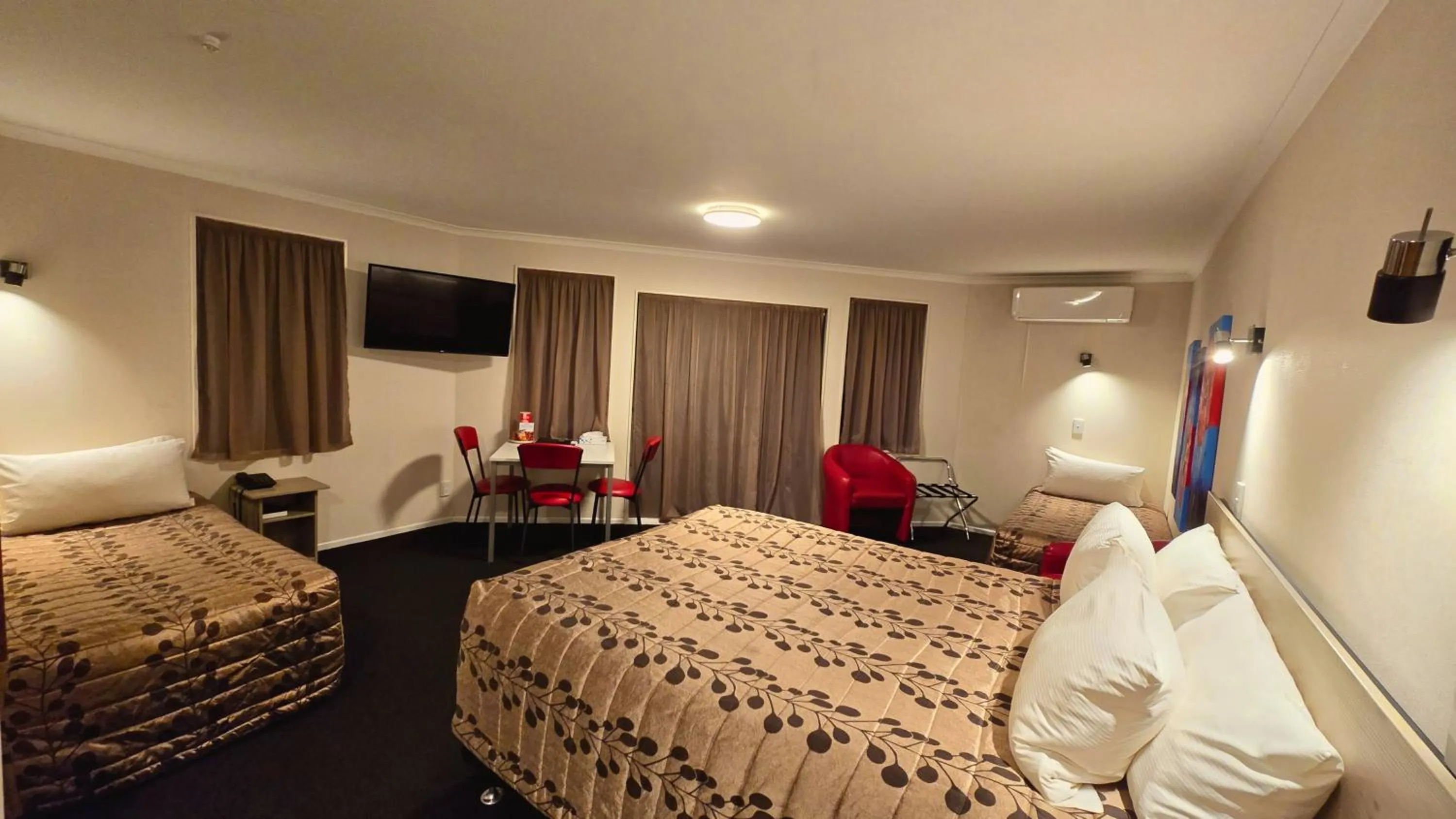 Bed in Carramar Motor Inn