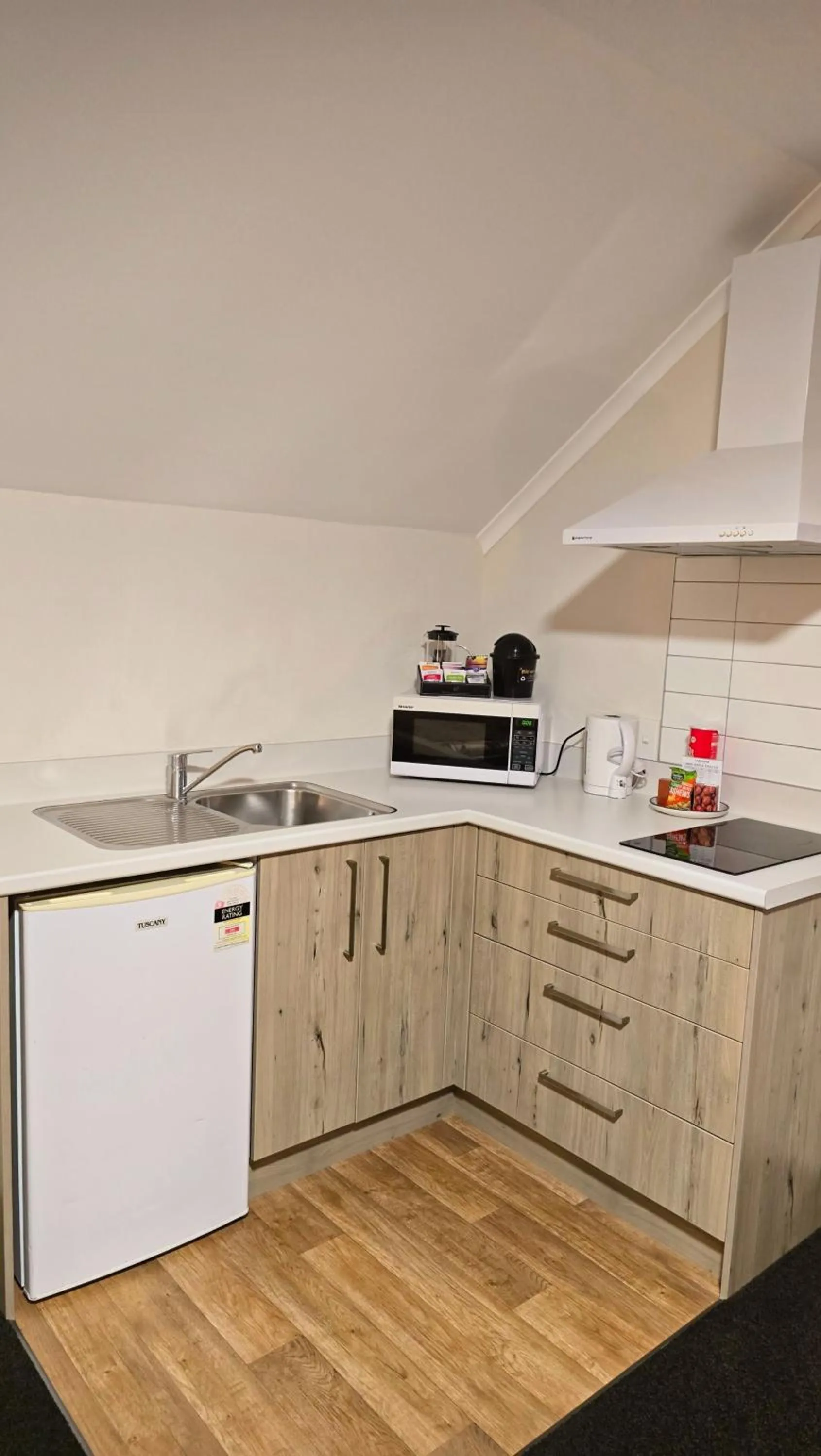 Kitchen or kitchenette in Carramar Motor Inn