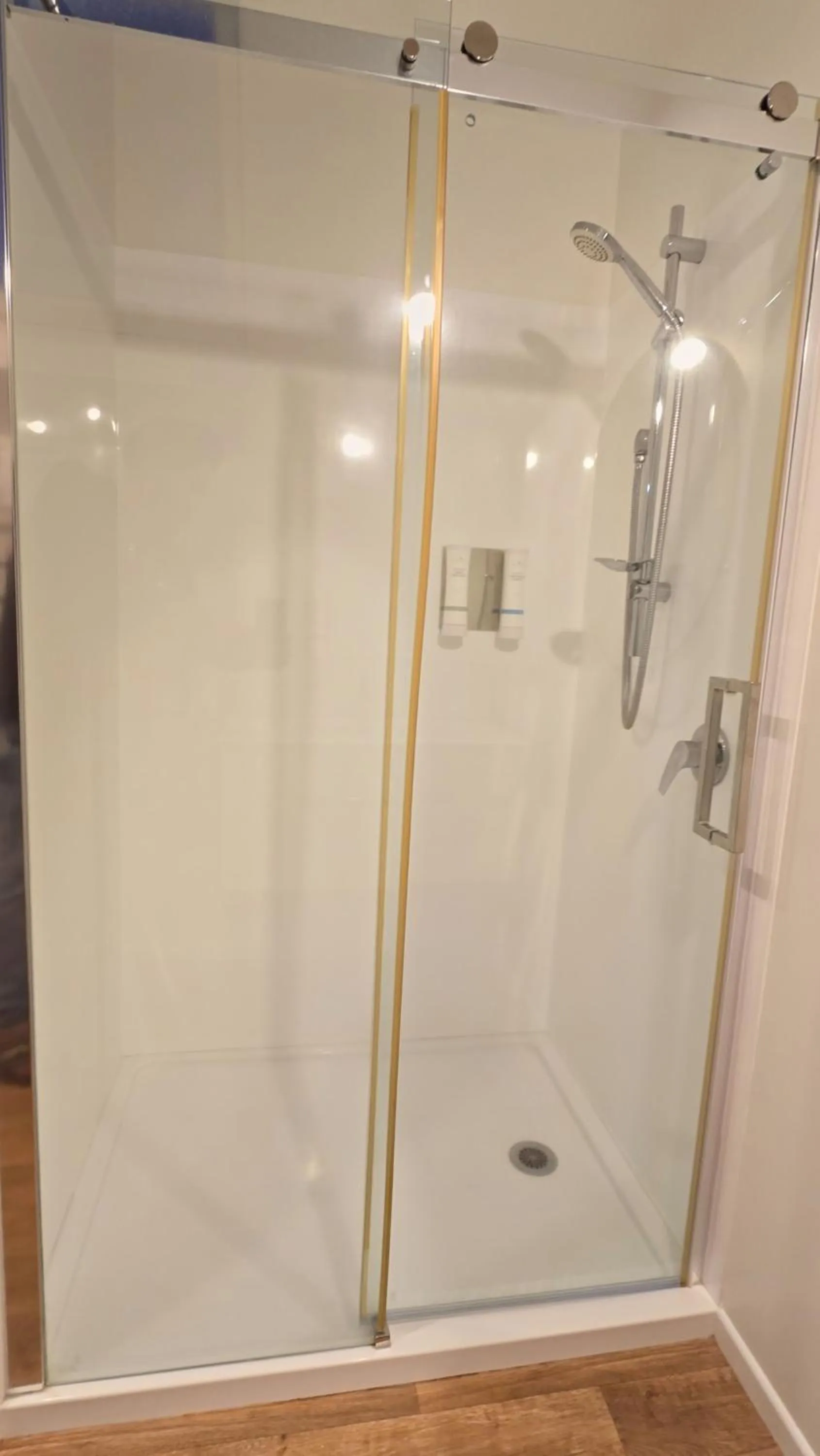 Shower in Carramar Motor Inn